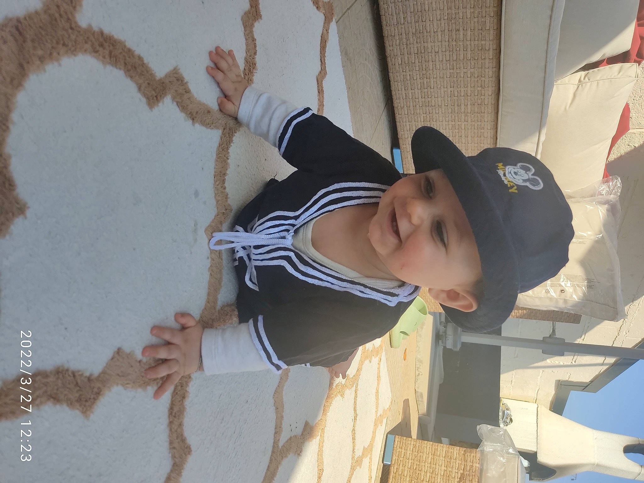 Sohan participe au concours pour gagner de l'argent avec cette photo : baseball_cap, cap, child, elbow, fun, happy, hat, headwear, leisure, person, recreation, room, smile, street_fashion, sun_hat, t_shirt, thigh, toddler, travel, tree