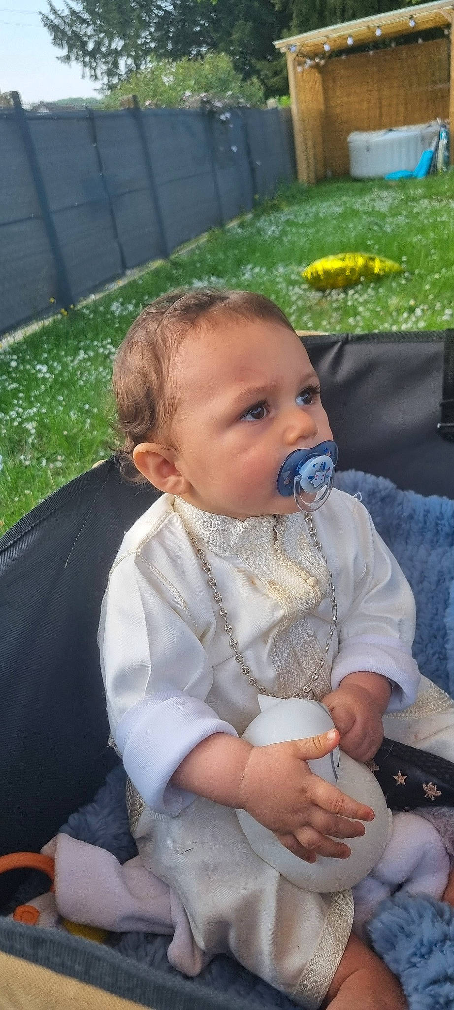 Sohan a rejoint le concours — aidez-le/la à gagner de superbes lots ! baby, baby_carriage, baby_products, baby_toddler_clothing, chair, cheek, child, event, fun, grass, happy, iris, lap, mouth, nose, person, plant, recreation, sitting, skin