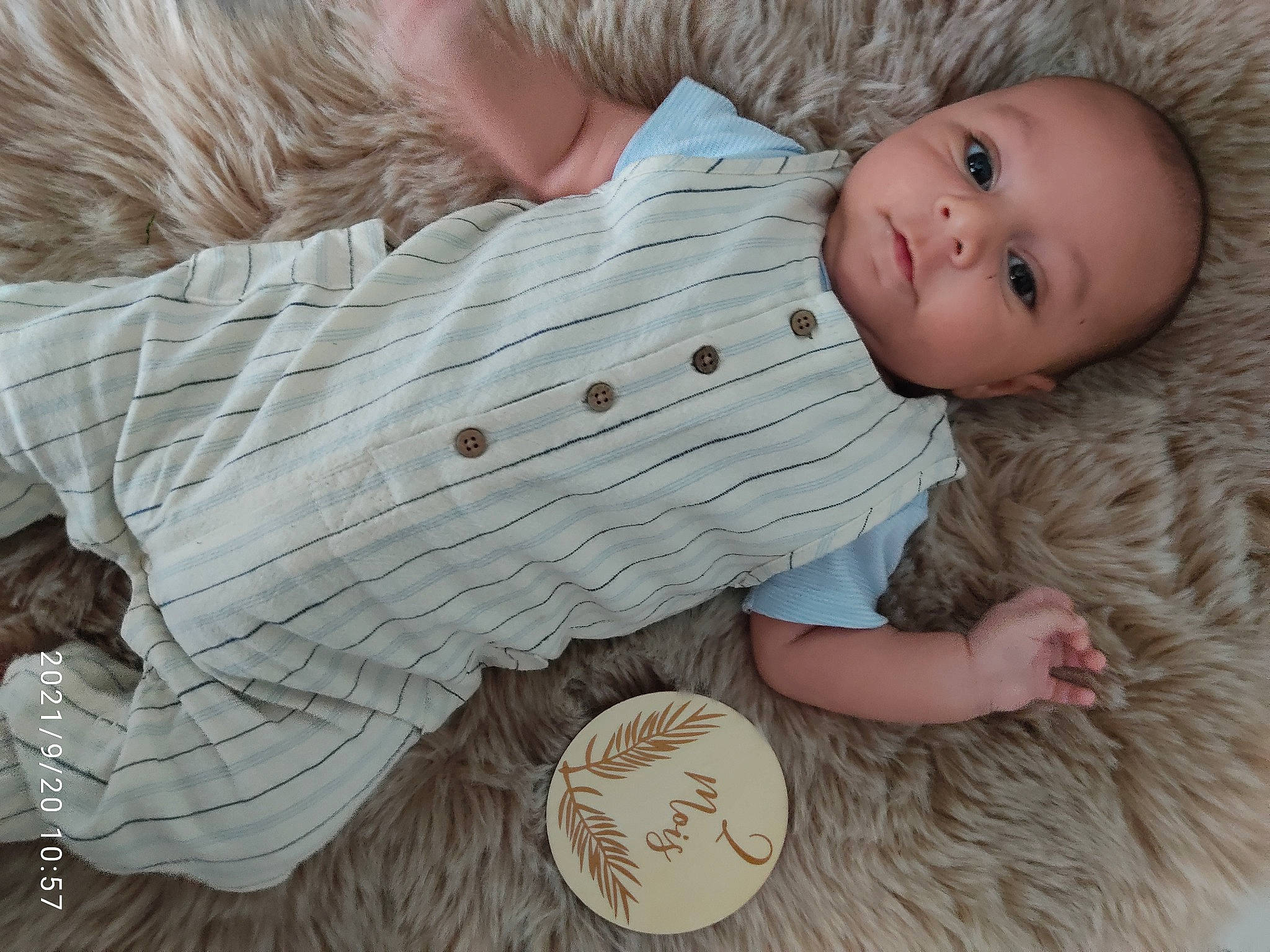 Sohan a rejoint le concours — aidez-le/la à gagner de superbes lots ! baby, baby_products, baby_sleeping, baby_toddler_clothing, beauty, cheek, child, comfort, grass, human, linens, organ, outerwear, person, product, skin, textile, toddler, white, wood