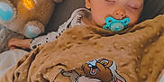 Lyam a rejoint le concours — aidez-le/la à gagner de superbes lots ! baby, sleeping, blanket, pacifier, plush_toy, teddy_bear, bed, crib, cozy, infant, cartoon, cute, child, soft, comfort, nap, peaceful, indoors, rest, warm
