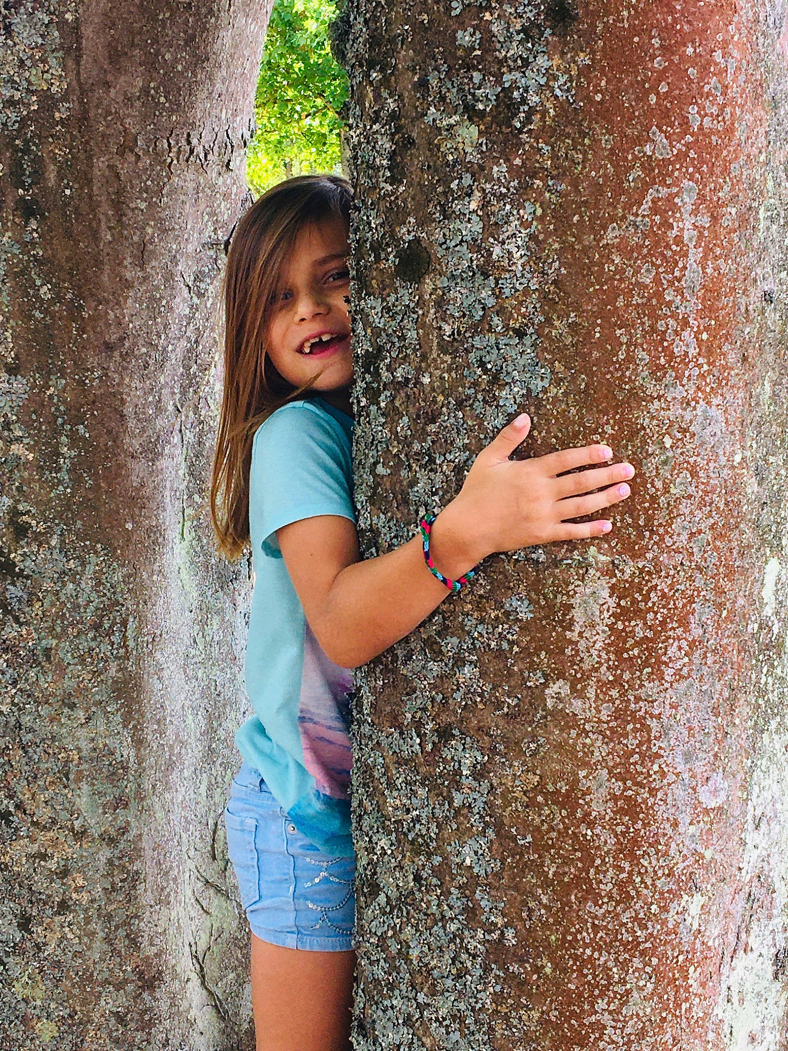 Ana Rosa participe au concours pour gagner de l'argent avec cette photo : azure, eye, fashion, flash_photography, grass, hairstyle, happy, leisure, people_in_nature, person, plant, skin, smile, sunlight, tree, trunk, waist, wall, wood, woody_plant
