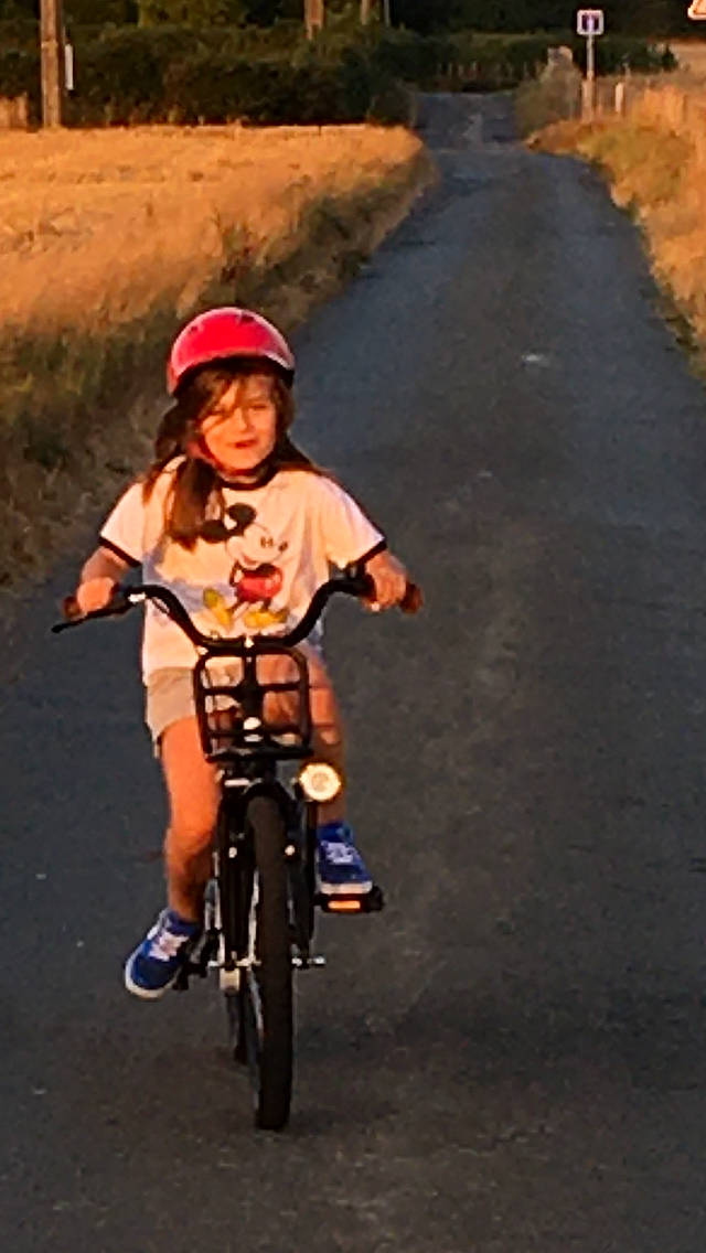 Ana Rosa a rejoint le concours — aidez-le/la à gagner de superbes lots ! asphalt, bicycle, bicycle_accessory, bicycle_fork, bicycle_frame, bicycle_handlebar, bicycle_helmet, bicycle_tire, bicycle_wheel, bicycles_equipment_and_supplies, helmet, land_vehicle, mode_of_transport, outdoor_recreation, person, recreation, road, sports_equipment, tire, toddler