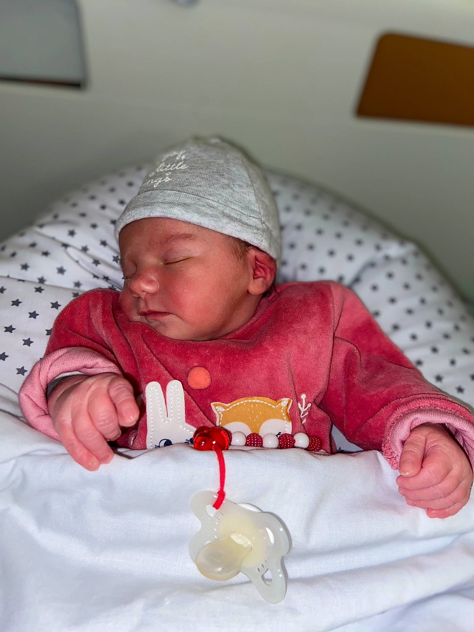 Luna a rejoint le concours — aidez-le/la à gagner de superbes lots ! baby, baby_products, baby_sleeping, baby_toddler_clothing, bedding, bedtime, carmine, child, comfort, drinkware, headwear, linens, mouth, nap, person, product, room, sitting, skin, sleeve