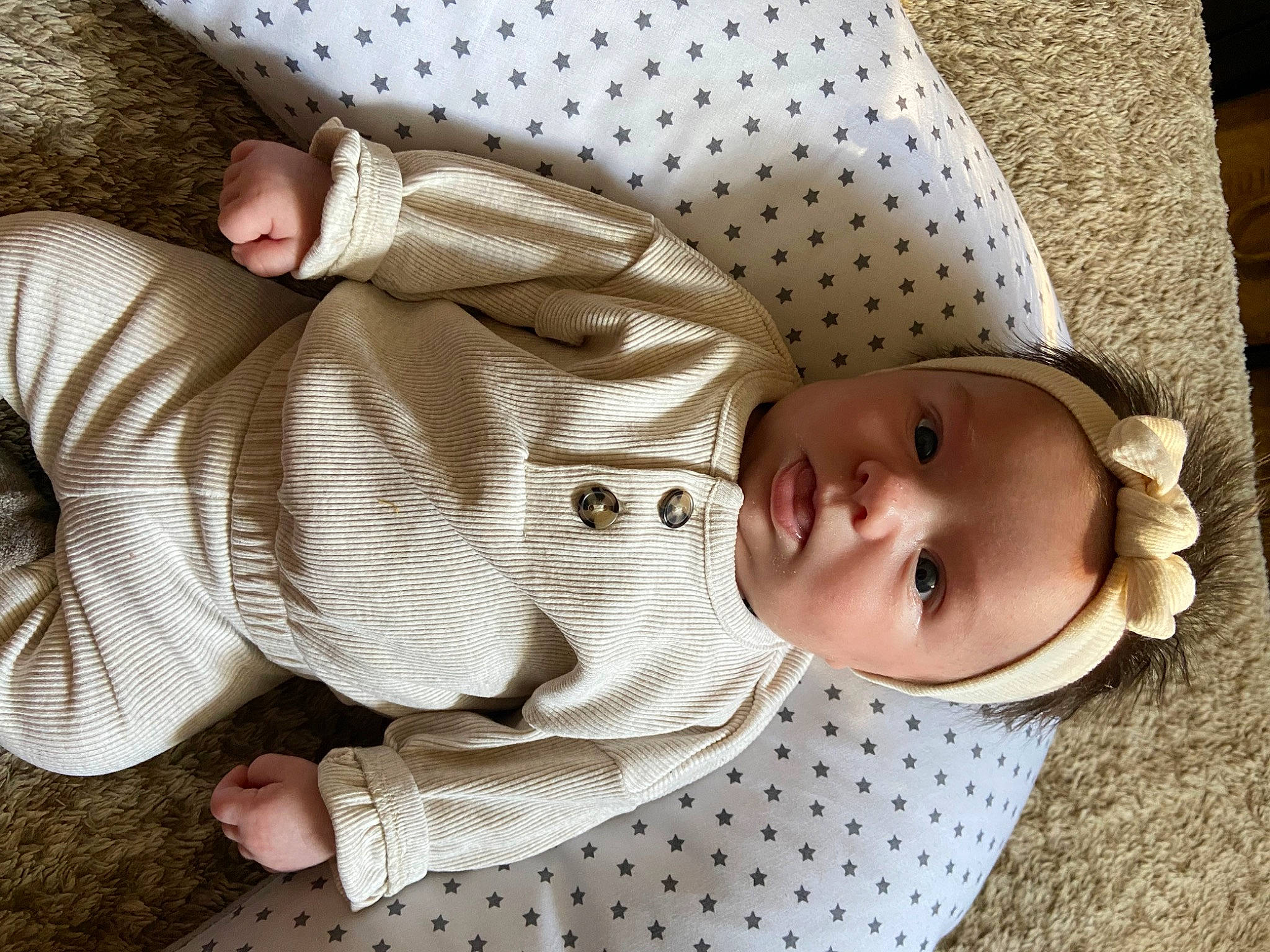 Luna a rejoint le concours — aidez-le/la à gagner de superbes lots ! baby, baby_products, baby_toddler_clothing, child, collar, comfort, dress_shirt, fashion_accessory, grass, hat, linens, pattern, person, skin, sleeve, textile, toddler, tree, white, wood