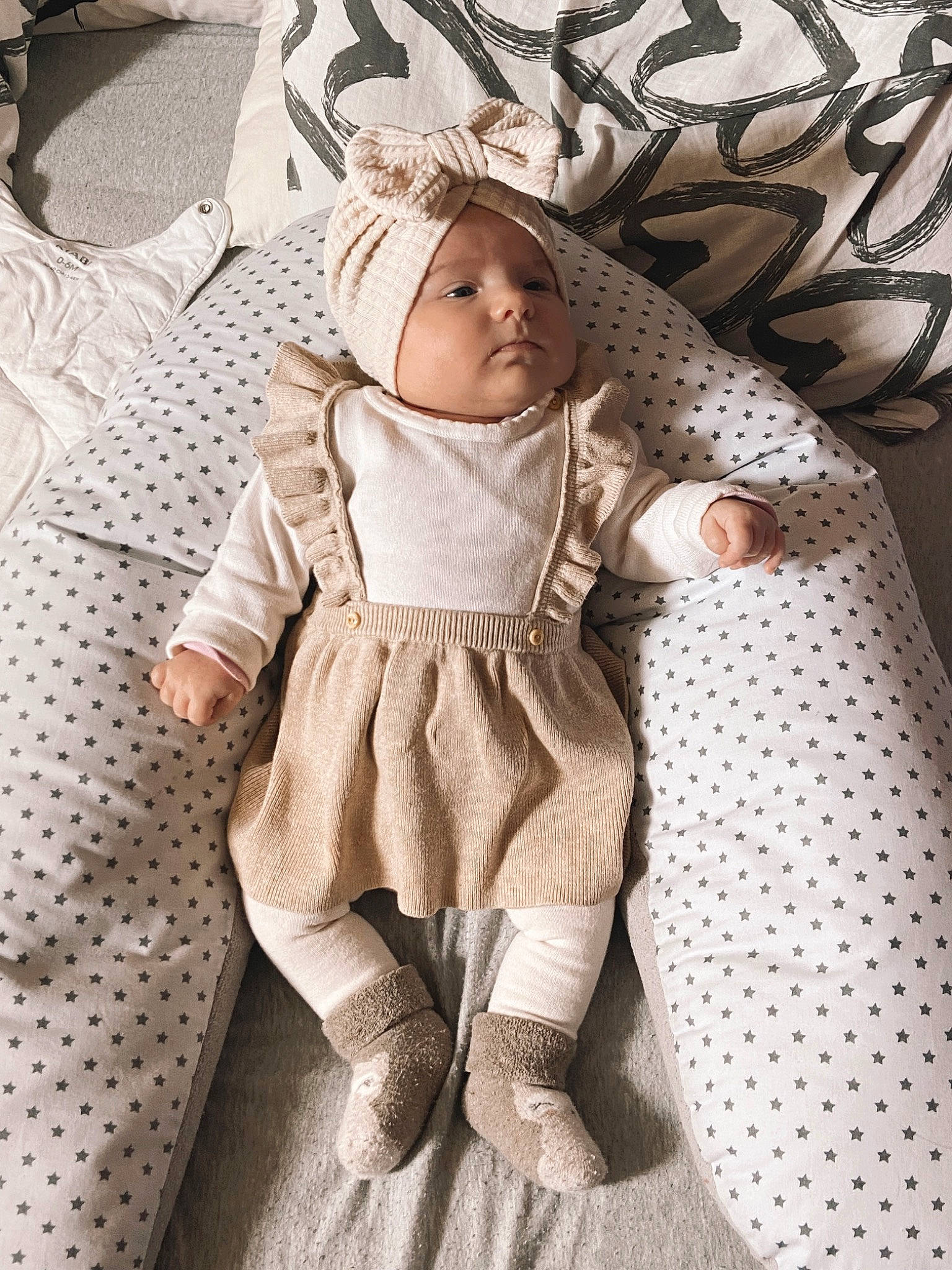 Luna participe au concours pour gagner de l'argent avec cette photo : baby_toddler_clothing, bedding, comfort, fashion_accessory, fashion_design, fawn, fur, headwear, human_leg, leggings, linens, pattern, person, room, sleeve, sock, textile, thigh, toddler, vintage_clothing