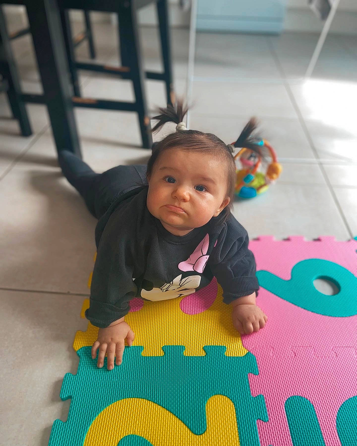 Luna a rejoint le concours — aidez-le/la à gagner de superbes lots ! baby, baby_products, baby_toddler_clothing, baby_toys, child, floor, flooring, fun, grass, happy, leisure, pattern, person, photograph, play, playmat, sitting, smile, toddler, toy