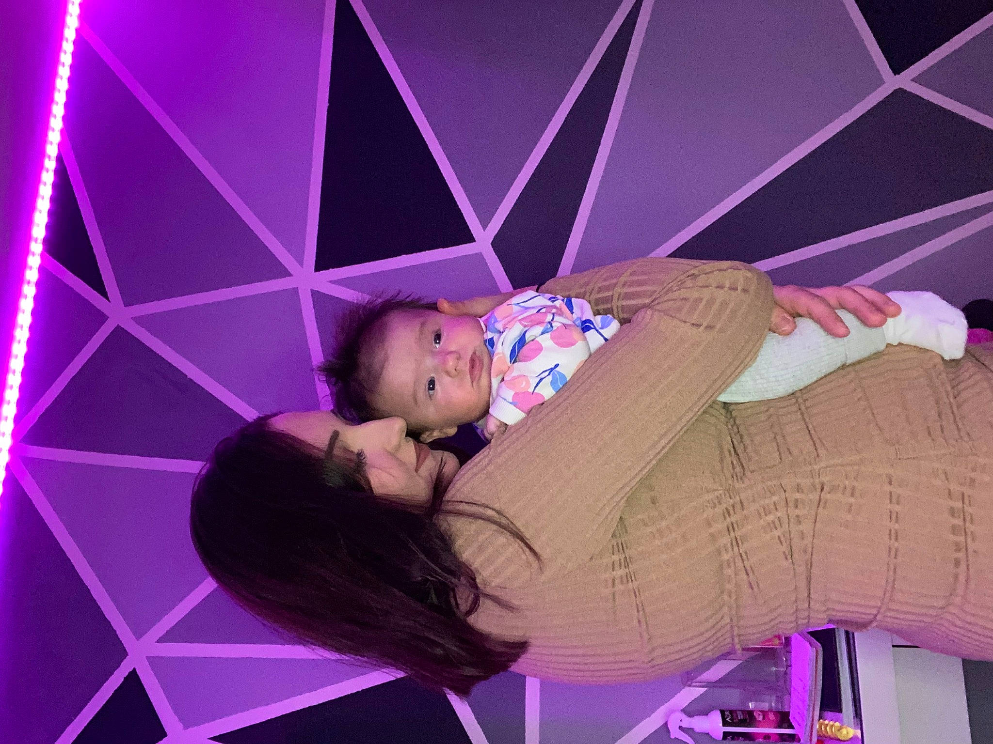 Luna participe au concours pour gagner de l'argent avec cette photo : arm, entertainment, event, fashion_design, flash_photography, fun, human_body, human_leg, leg, magenta, music, music_artist, performance, performance_art, performing_arts, person, pink, purple, stage, thigh