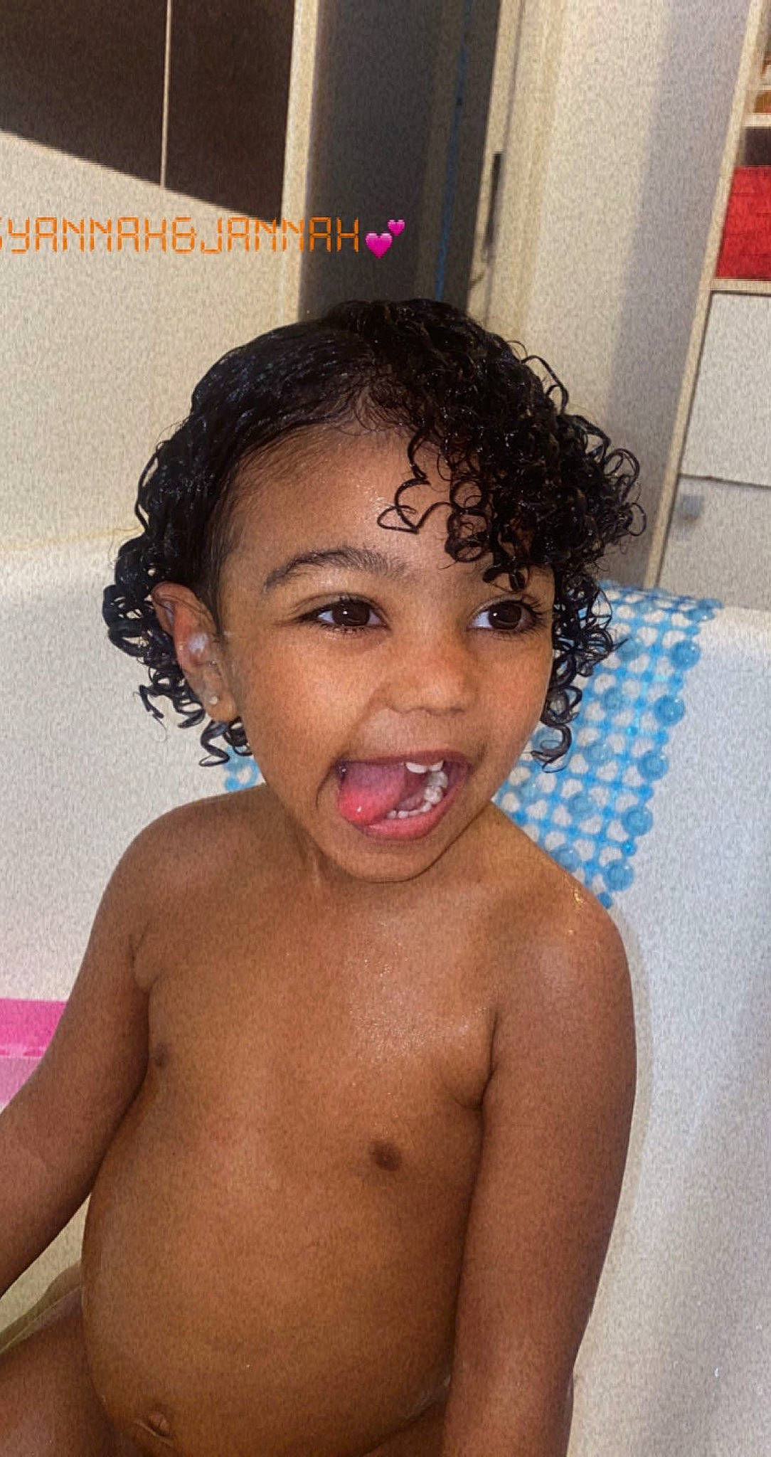 Syannah participe au concours pour gagner de l'argent avec cette photo : arm, cheek, chin, ear, eyebrow, eyelash, face, forehead, hairstyle, head, human_body, jaw, joint, lip, mouth, muscle, nose, person, shoulder, skin