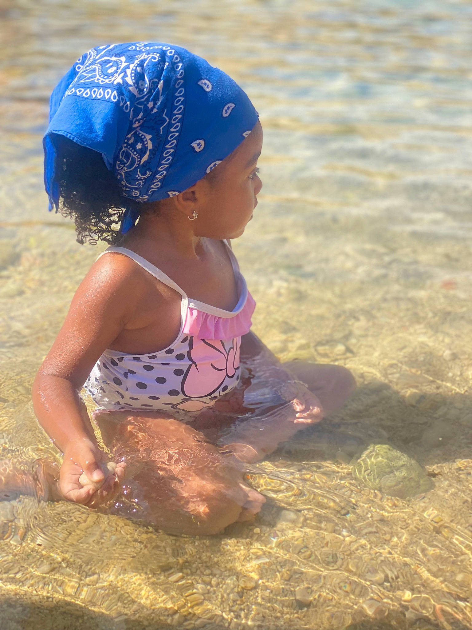 Syannah a rejoint le concours — aidez-le/la à gagner de superbes lots ! baby_toddler_clothing, beach, body_of_water, cap, child, electric_blue, fashion_accessory, fun, grass, happy, headgear, landscape, people_in_nature, person, personal_protective_equipment, sand, shadow, soil, sunlight, toddler