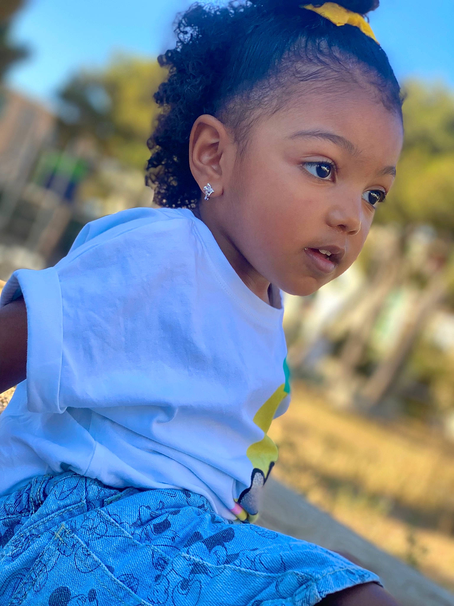 Syannah participe au concours pour gagner de l'argent avec cette photo : black_hair, blue, eye, face, flash_photography, grass, hair, happy, head, human_body, iris, leisure, light, people_in_nature, person, plant, skin, sky, sunlight, toddler