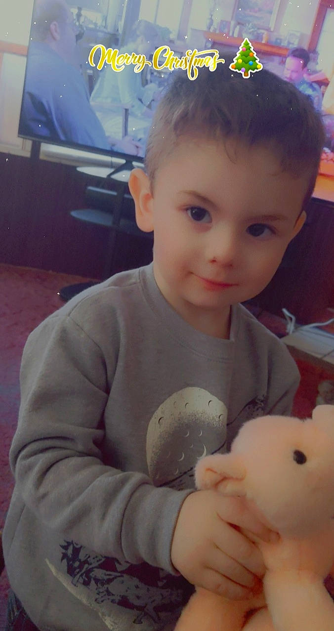 Vincent is registered to the contest to win money with this photo: blurred, cheek, child, chin, comfort_food, ear, eyewear, finger, fun, happy, headband, headpiece, nose, organ, person, play, product, sitting, skin, thumb