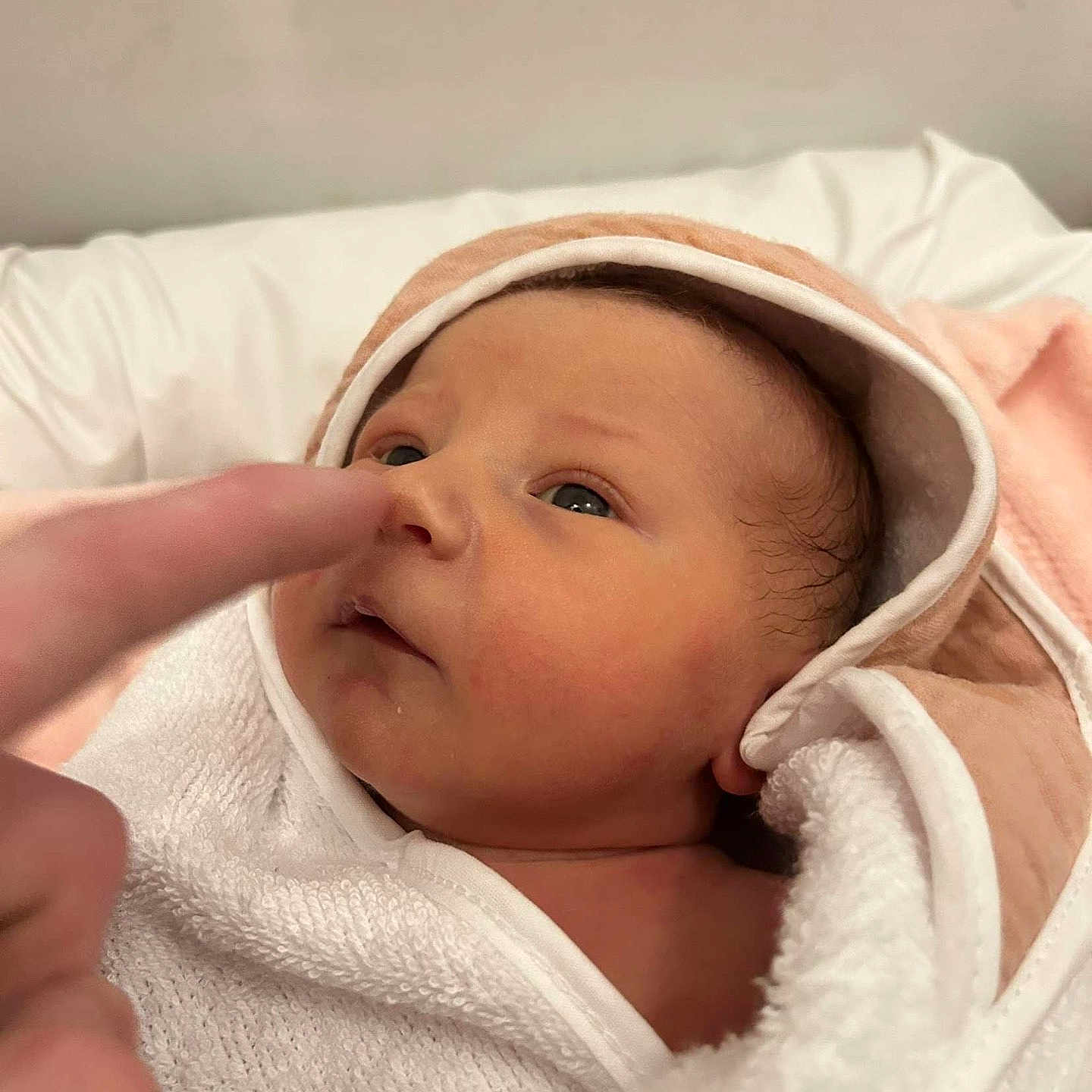 Romy a rejoint le concours — aidez-le/la à gagner de superbes lots ! baby, blanket, face, head, person, thermometer