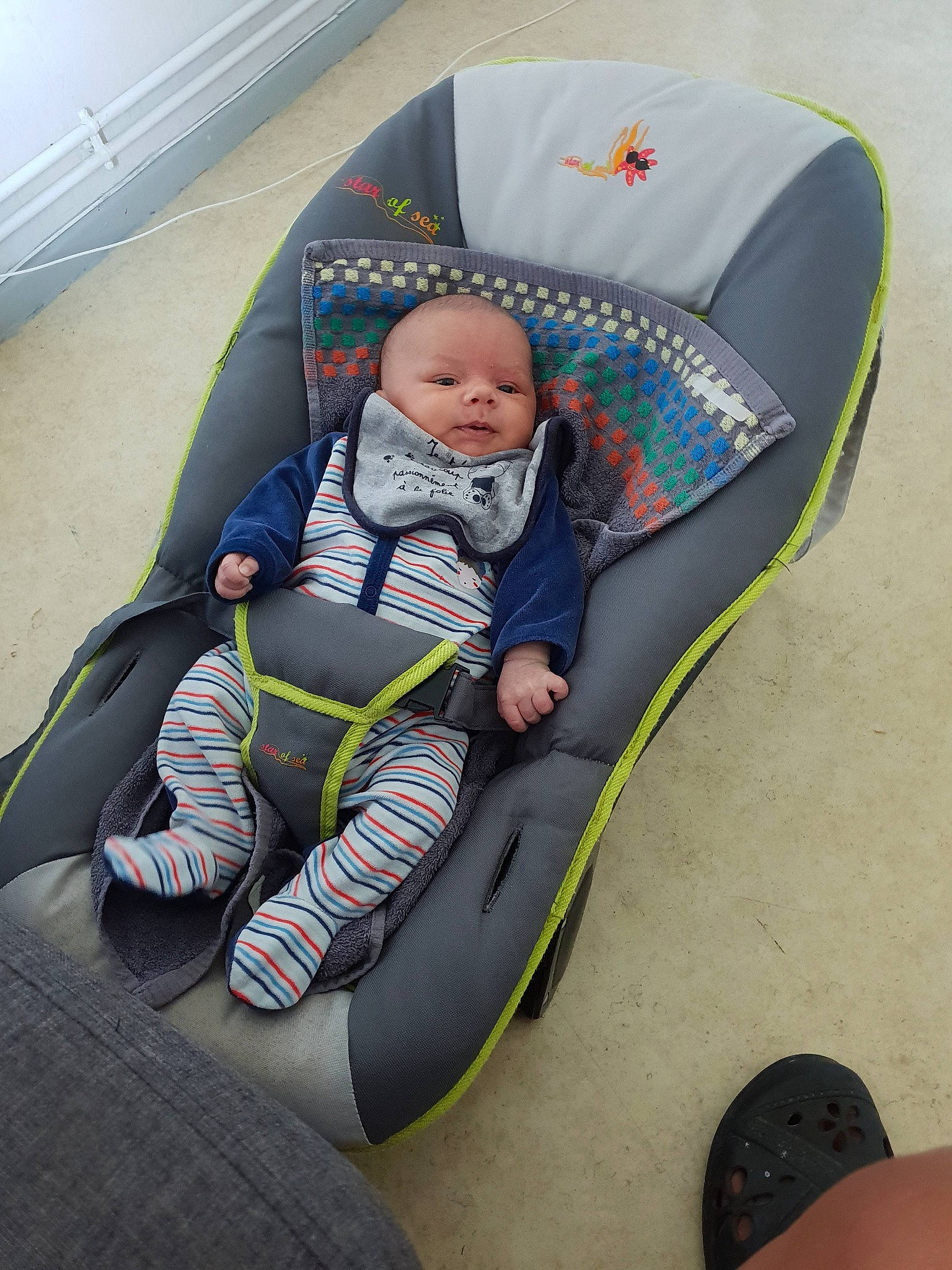 Hayden a rejoint le concours — aidez-le/la à gagner de superbes lots ! baby_carriage, baby_products, car_seat, child, fun, infant, person, personal_protective_equipment, product, toddler