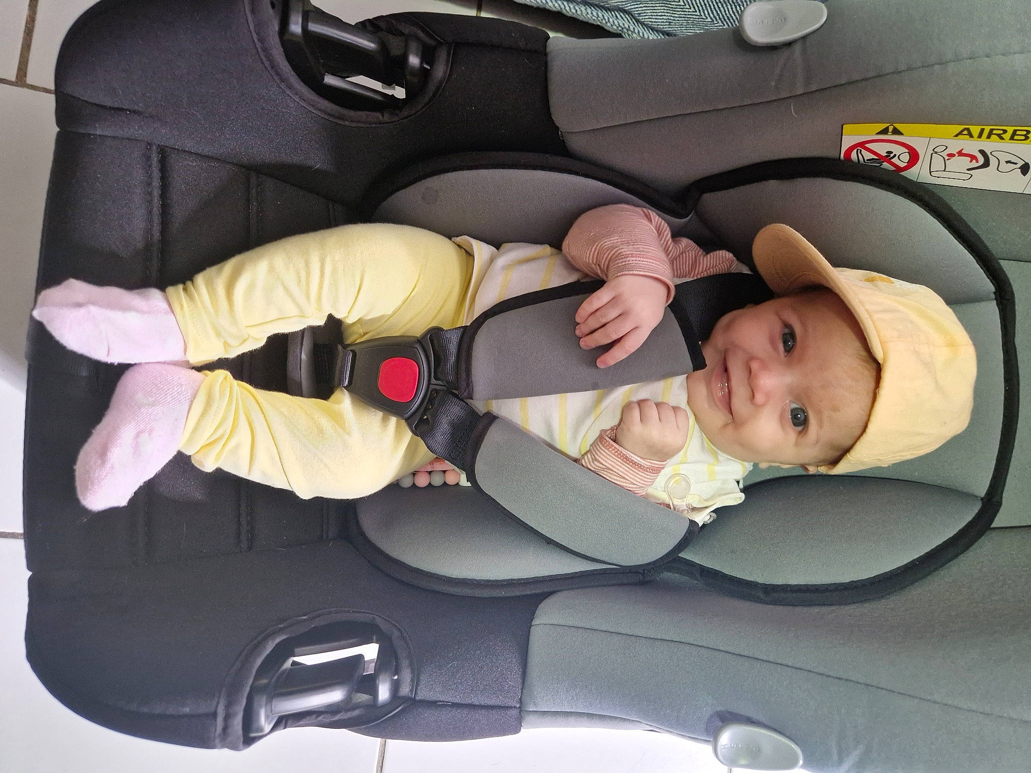 Loélia participe au concours pour gagner de l'argent avec cette photo : auto_part, automotive_design, baby, baby_carriage, baby_in_car_seat, baby_products, car, car_seat, car_seat_cover, child, comfort, family_car, headwear, joy, luxury_vehicle, motor_vehicle, person, product, seat_belt, smile