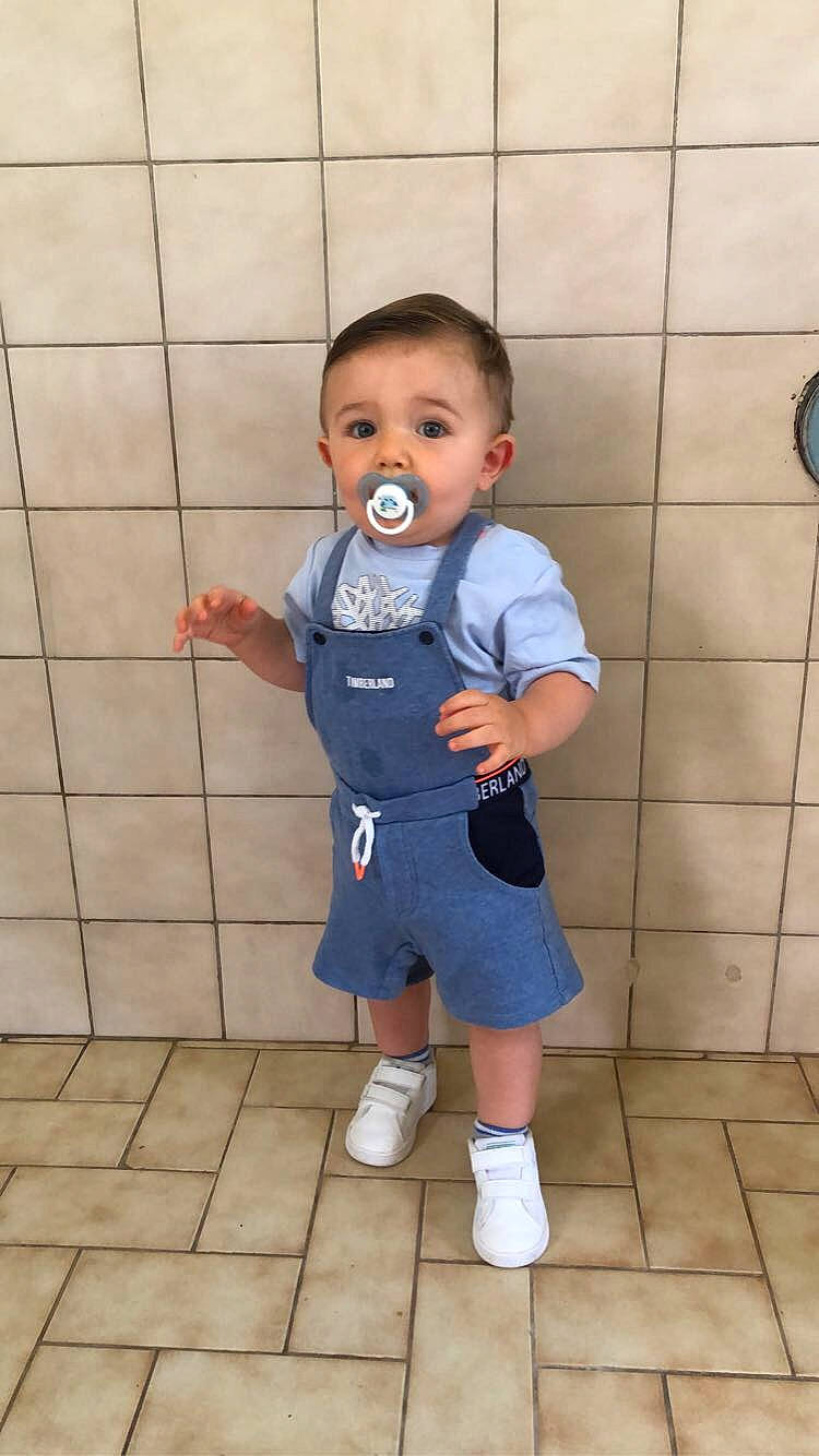 Aaron a rejoint le concours — aidez-le/la à gagner de superbes lots ! arm, baby, baby_toddler_clothing, cheek, electric_blue, finger, floor, flooring, happy, joint, knee, pattern, person, shorts, shoulder, sleeve, sock, standing, surprise, t_shirt