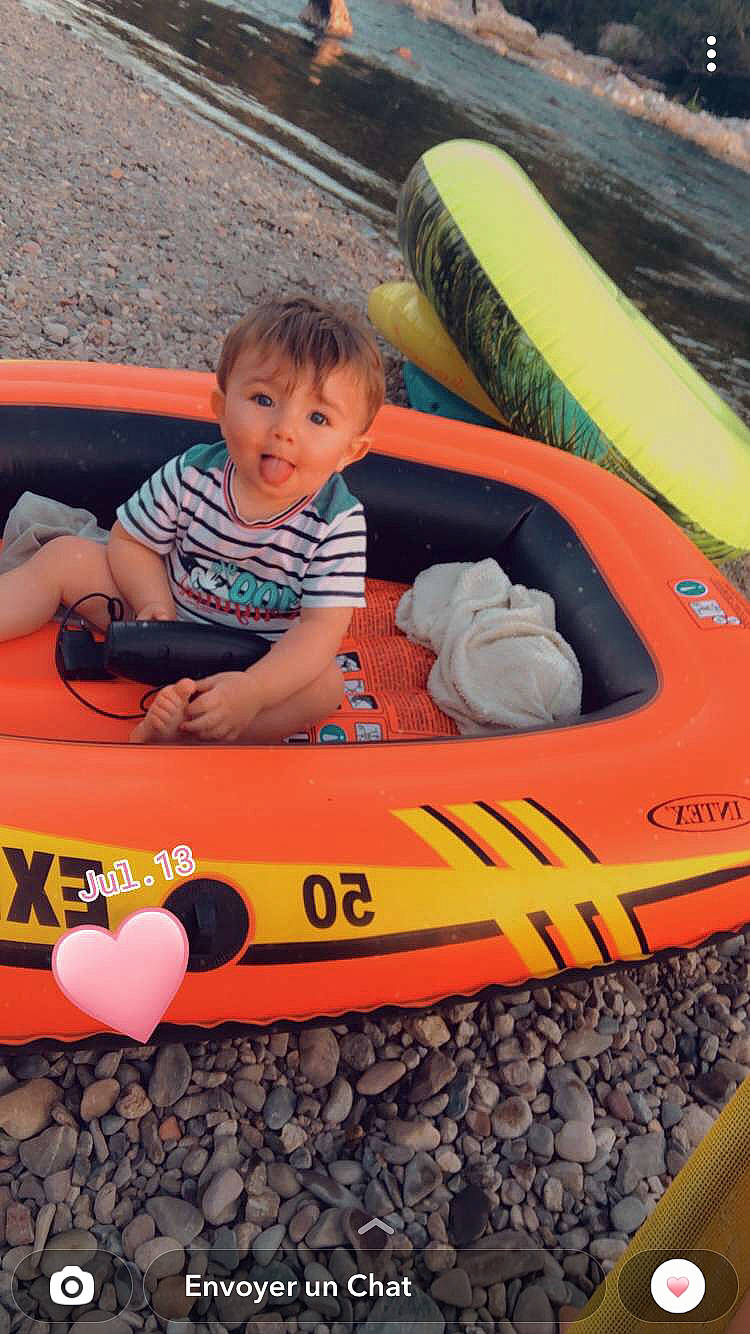 Aaron participe au concours pour gagner de l'argent avec cette photo : automotive_exterior, baby, baby_products, boat, boats_and_boating_equipment_and_supplies, bumper, child, fun, grass, inflatable, leisure, person, personal_protective_equipment, play, product, recreation, smile, toddler, vehicle, watercraft