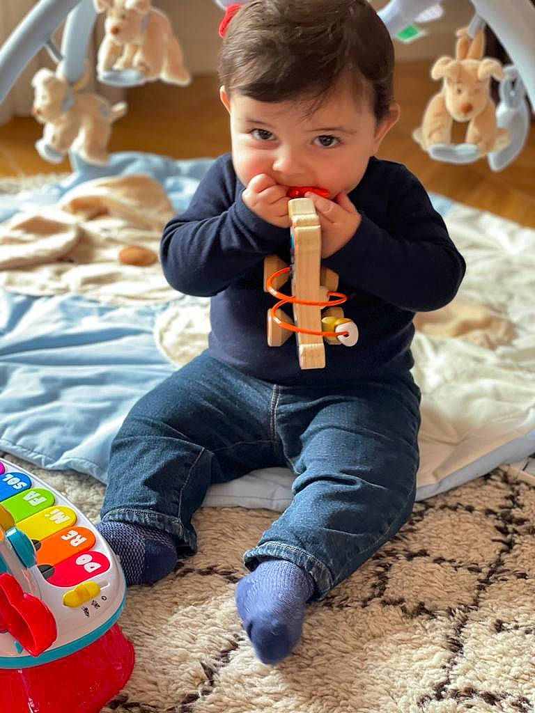 Alexandre a rejoint le concours — aidez-le/la à gagner de superbes lots ! arm, blue, clothing, face, finger, fun, green, hairstyle, head, human, leg, nature, people, person, product, recreation, sand, sitting, vertebrate, wood