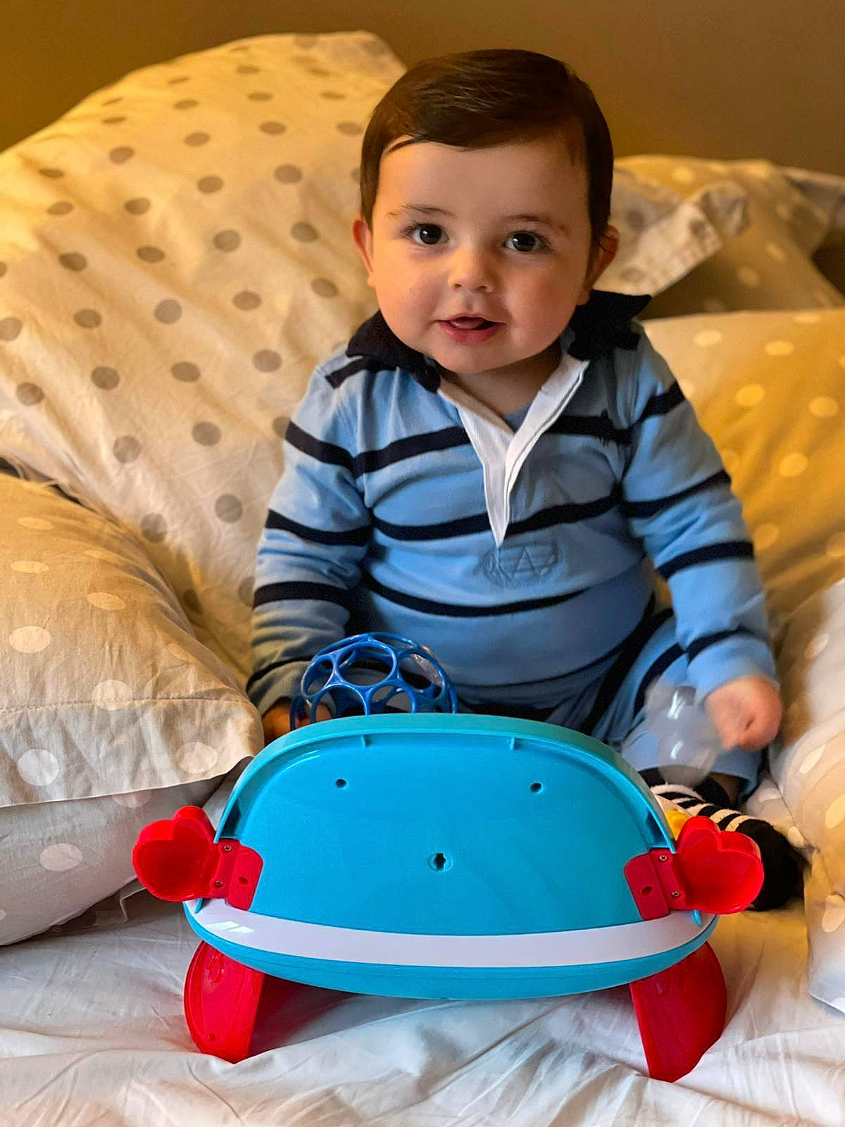 Alexandre participe au concours pour gagner de l'argent avec cette photo : blue, clothing, eye, face, finger, fun, green, hair, hairstyle, head, human, lighting, people, person, product, room, sitting, skin, vertebrate, wood