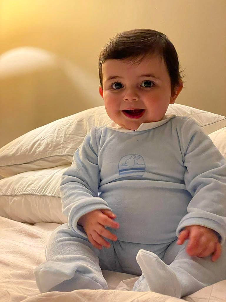 Alexandre a rejoint le concours — aidez-le/la à gagner de superbes lots ! arm, blue, cheek, clothing, comfort, eye, face, finger, floor, fun, hair, head, human, leg, lighting, lip, person, product, room, sitting