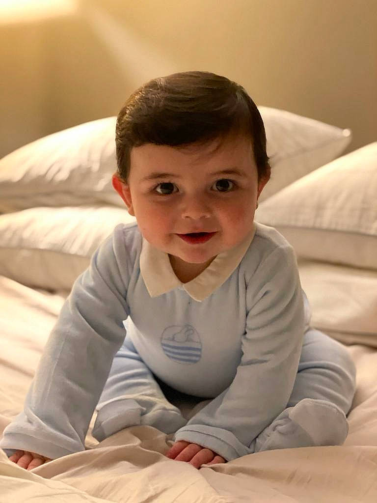 Alexandre participe au concours pour gagner de l'argent avec cette photo : baby, baby_toddler_clothing, barefoot, cheek, child, comfort, crawling, elbow, eye, finger, hand, head, linens, mouth, nose, person, sitting, skin, sleeve, toddler