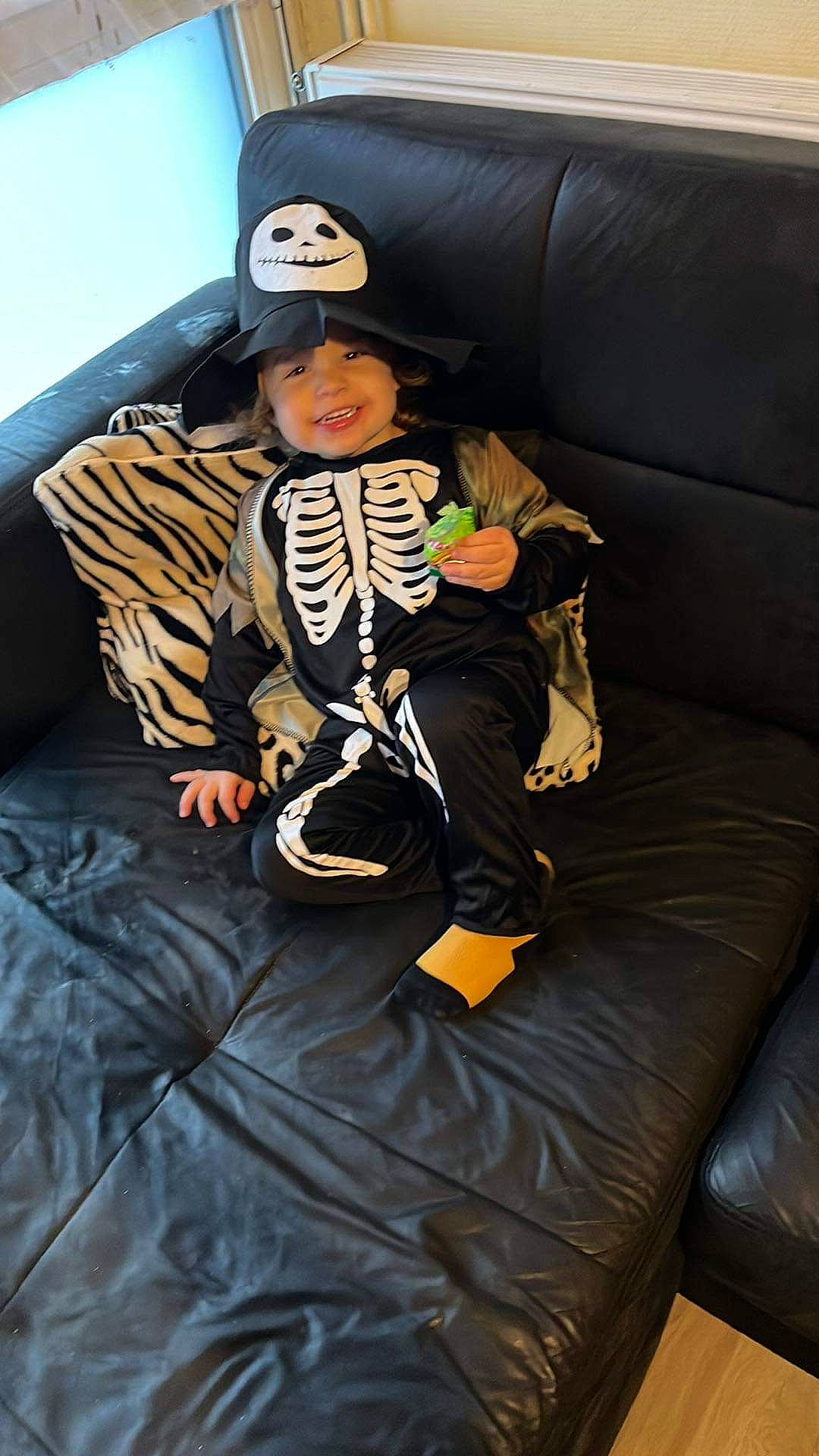 Mathias participe au concours pour gagner de l'argent avec cette photo : child, comfort, couch, flooring, fun, fur, furniture, futon_pad, glove, hat, headwear, joy, leisure, living_room, luxury_vehicle, person, recliner, room, sitting, smile
