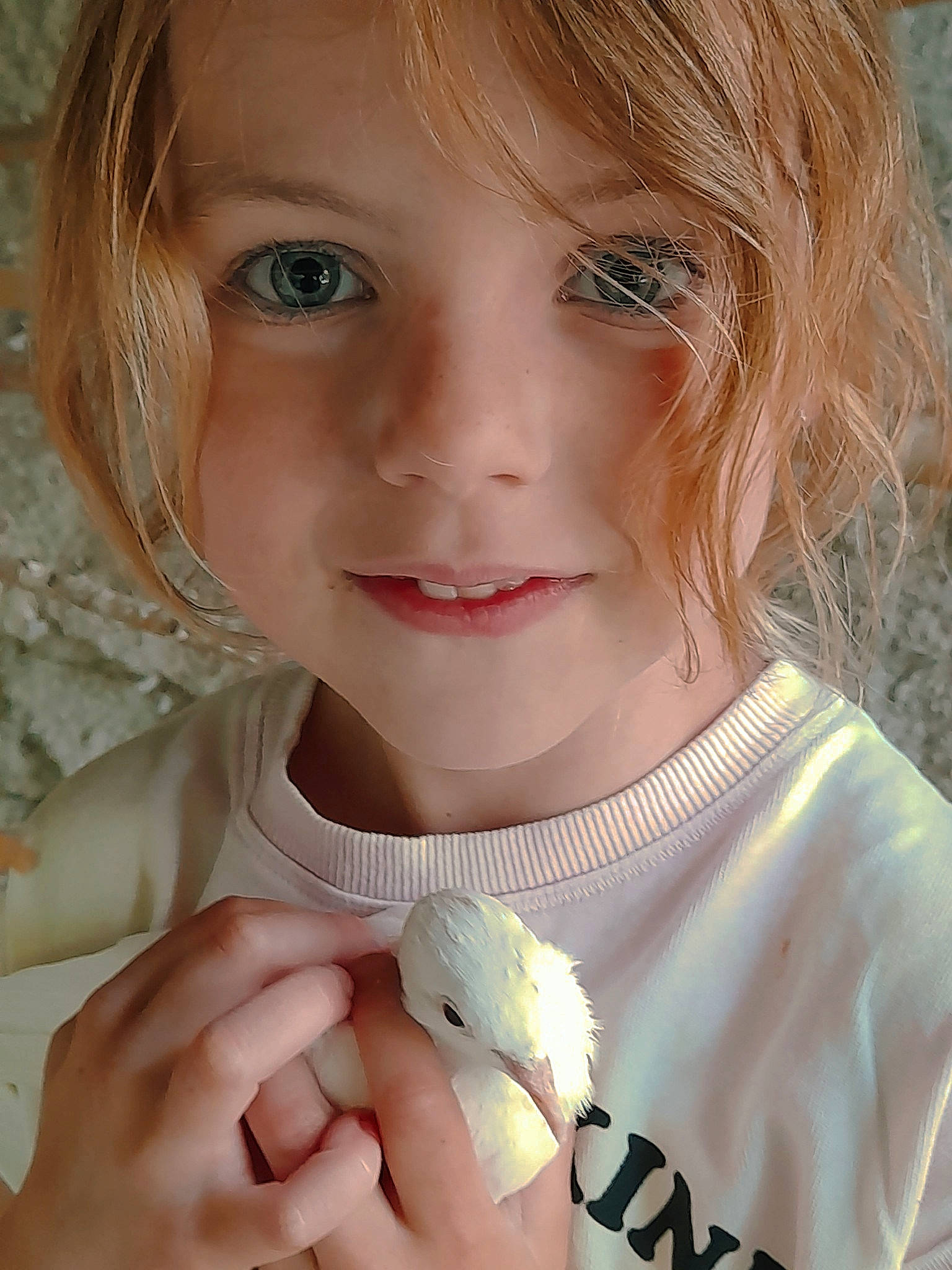 Lola a rejoint le concours — aidez-le/la à gagner de superbes lots ! bangs, cheek, close_up, eyebrow, eyelash, finger, gesture, grass, happy, iris, jaw, layered_hair, lip, long_hair, nose, person, skin, smile, step_cutting, surfer_hair