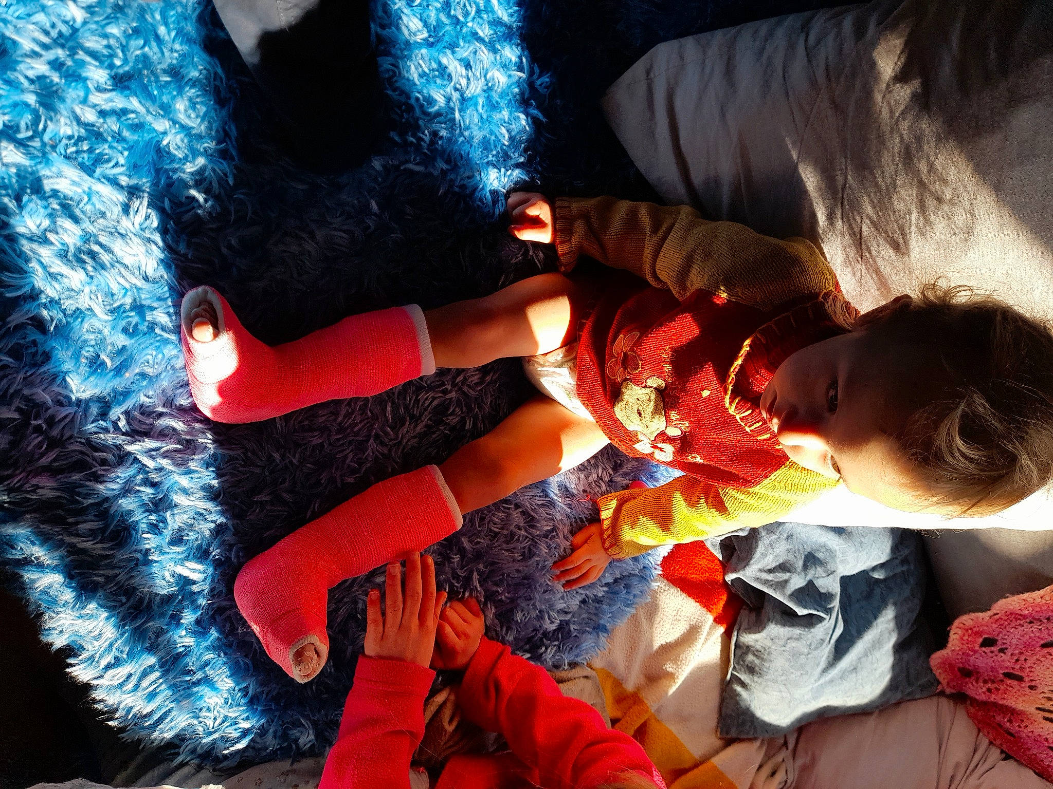 Celya participe au concours pour gagner de l'argent avec cette photo : baby, child, electric_blue, event, fun, gesture, glove, happy, human_leg, leisure, lighting, mammal, organism, person, recreation, red, room, toddler, tradition, tree