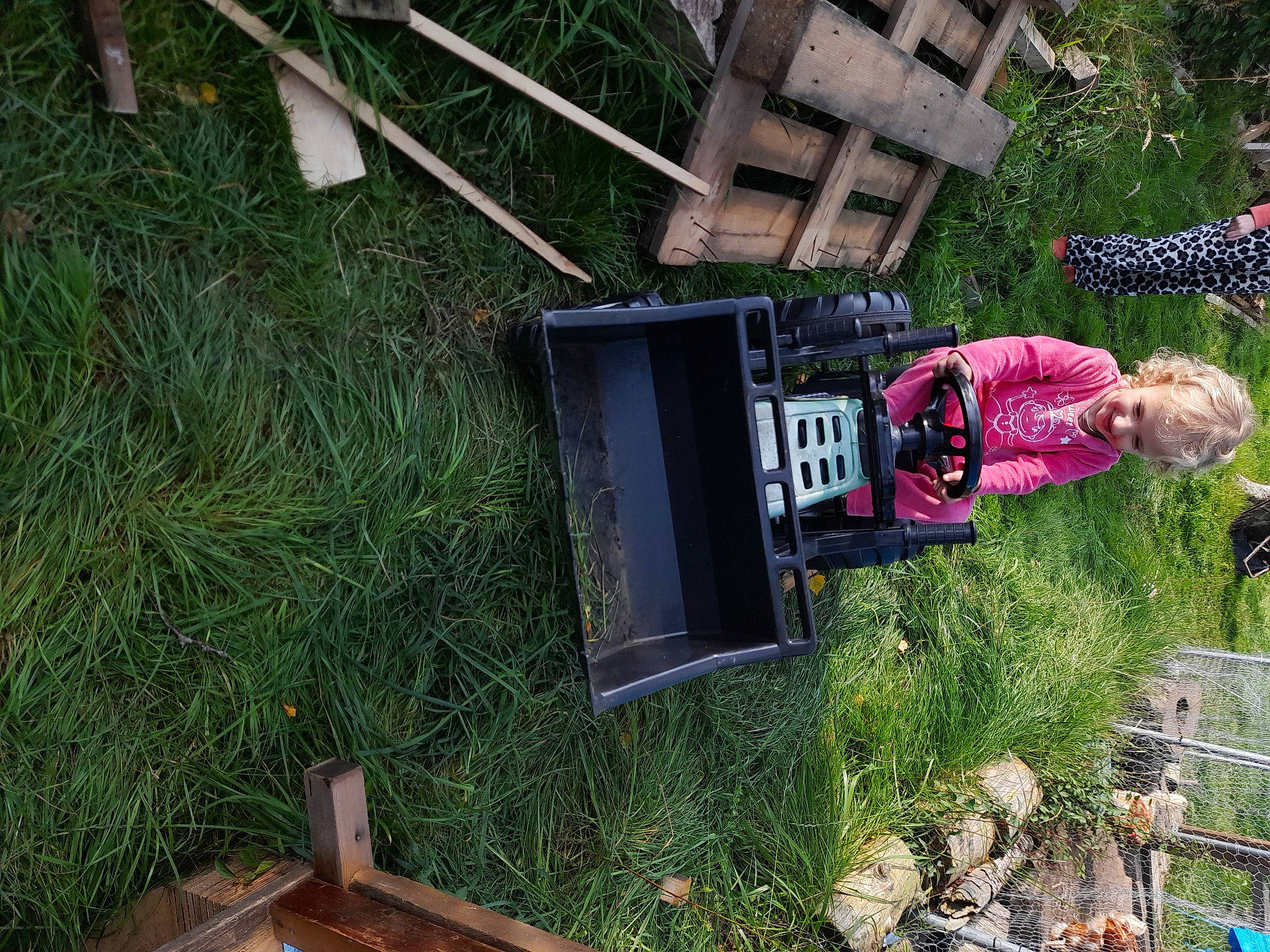 Celya a rejoint le concours — aidez-le/la à gagner de superbes lots ! adventure, backyard, biome, cottage, garden, grass, house, joy, landscape, leisure, person, plant, recreation, shrub, soil, toddler, tree, vegetation, window, wood