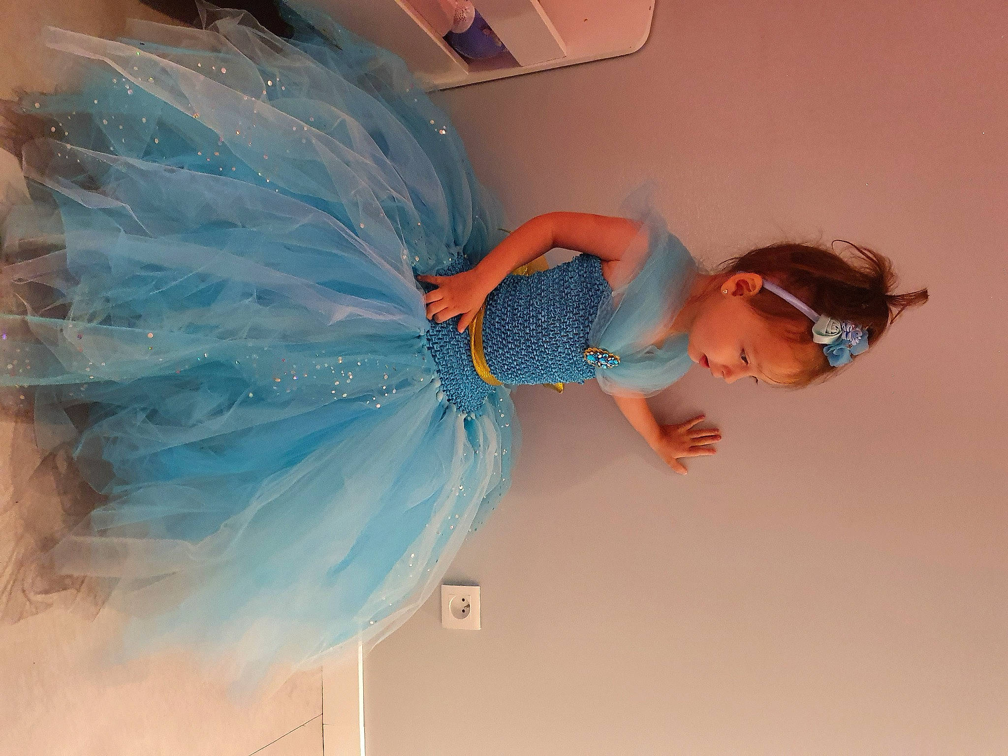 Oli a rejoint le concours — aidez-le/la à gagner de superbes lots ! blue, costume, dress, hair_accessory, person, turquoise