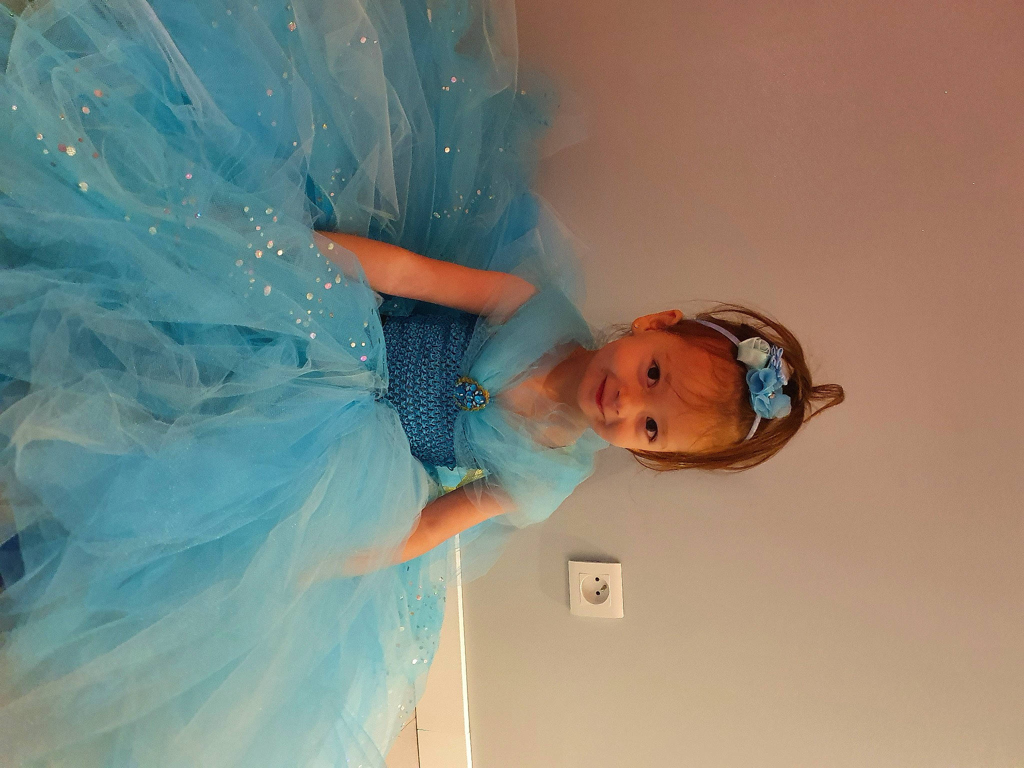 Oli a rejoint le concours — aidez-le/la à gagner de superbes lots ! aqua, baby, blue, child, costume, fashion_accessory, fun, hair_accessory, joy, person, photography, room, smile, toddler, turquoise