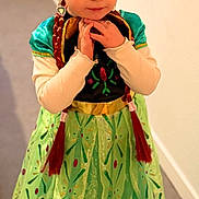 Dakota a rejoint le concours — aidez-le/la à gagner de superbes lots ! child, toddler, girl, costume, princess_dress, green_dress, braids, earrings, portrait, pose, hands, indoor, hallway, blonde, smile, cute, sparkle, fashion, young_child, curious