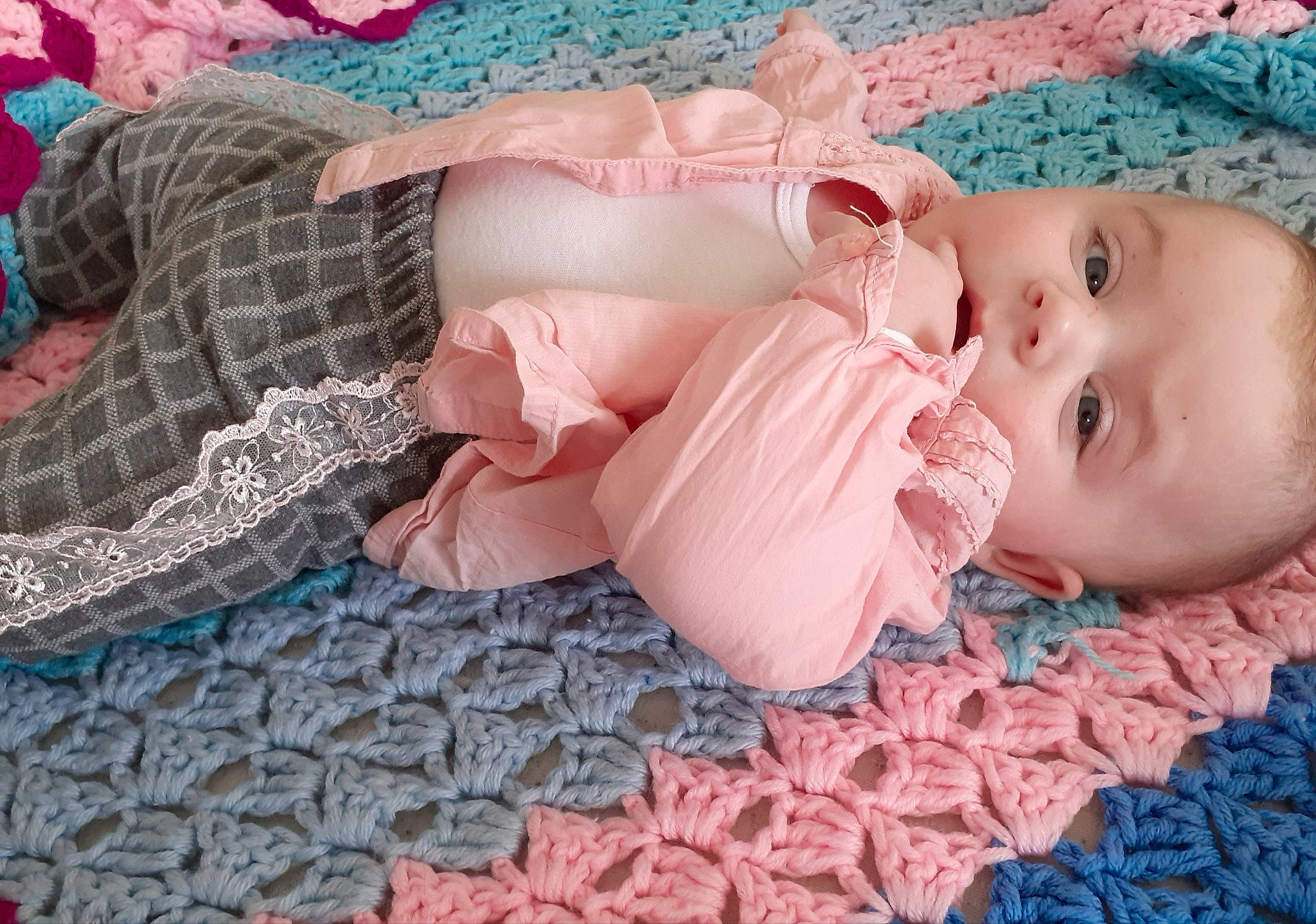 Lexie a rejoint le concours — aidez-le/la à gagner de superbes lots ! baby, baby_products, baby_toddler_clothing, blue, cheek, comfort, drinkware, eyelash, fashion_accessory, human_body, iris, linens, lip, nail, nose, pattern, person, pink, skin, textile