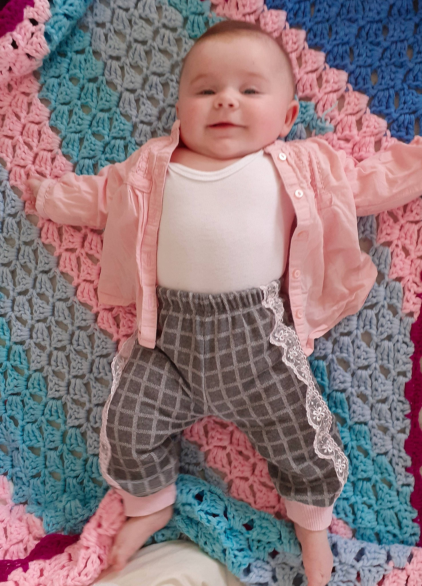 Lexie participe au concours pour gagner de l'argent avec cette photo : arm, baby_toddler_clothing, blue, cheek, eye, facial_expression, hairstyle, hand, head, human_body, joint, leg, neck, organ, outerwear, person, photograph, pink, skin, sleeve