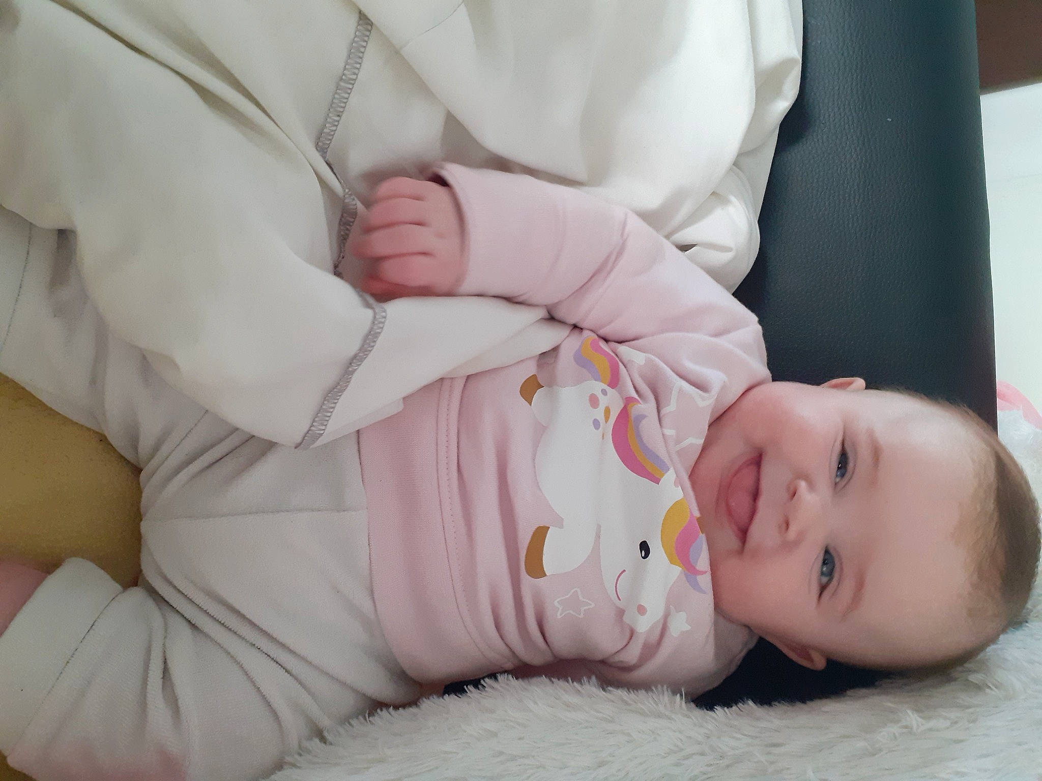 Lexie a rejoint le concours — aidez-le/la à gagner de superbes lots ! baby, baby_products, baby_sleeping, baby_toddler_clothing, cheek, child, comfort, facial_expression, gesture, grass, happy, person, portrait_photography, sitting, skin, sleep, sleeve, smile, toddler, tree