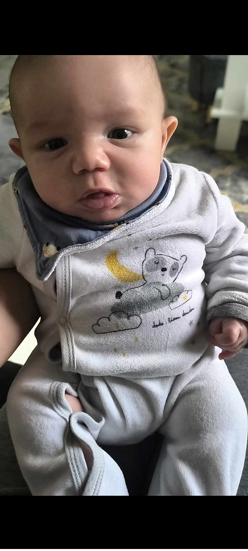 Kenny participe au concours pour gagner de l'argent avec cette photo : baby, infant, child, onesie, clothing, face, head, hand, indoor, cute, soft, comfort, person, portrait, newborn, expression, sitting, young, babywear, cozy