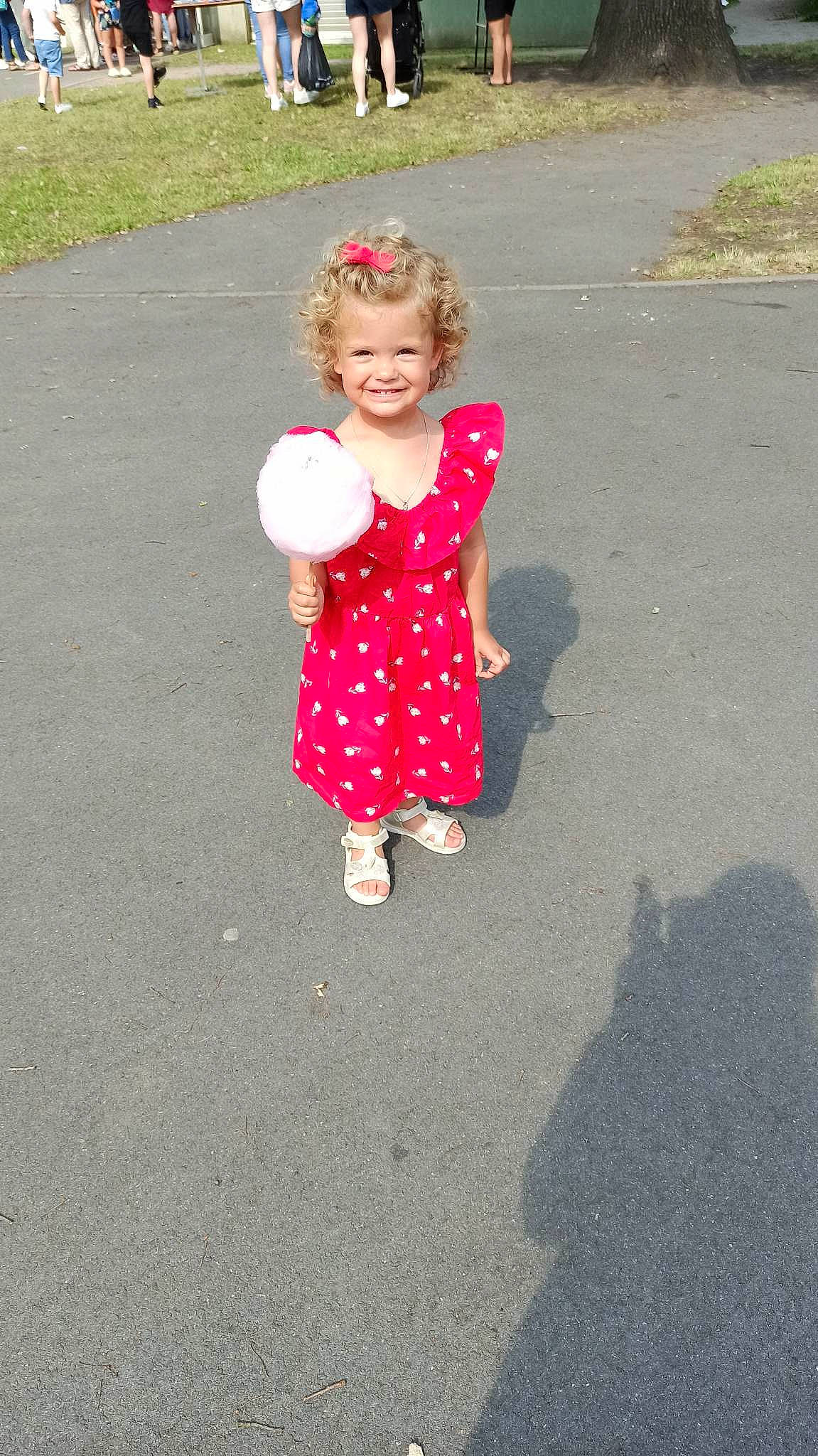 Maëlle a rejoint le concours — aidez-le/la à gagner de superbes lots ! asphalt, dress, fun, gesture, grass, hair, hairstyle, happy, head, joy, leg, leisure, pattern, people_in_nature, person, plant, recreation, road_surface, sidewalk, smile