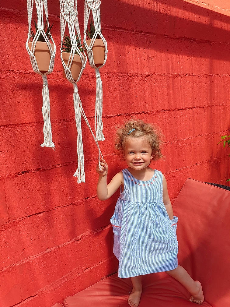 Maëlle a rejoint le concours — aidez-le/la à gagner de superbes lots ! baby_toddler_clothing, dress, fashion, fun, gesture, hand, happy, head, human_leg, joy, leisure, magenta, orange, person, pink, red, smile, standing, textile, toddler