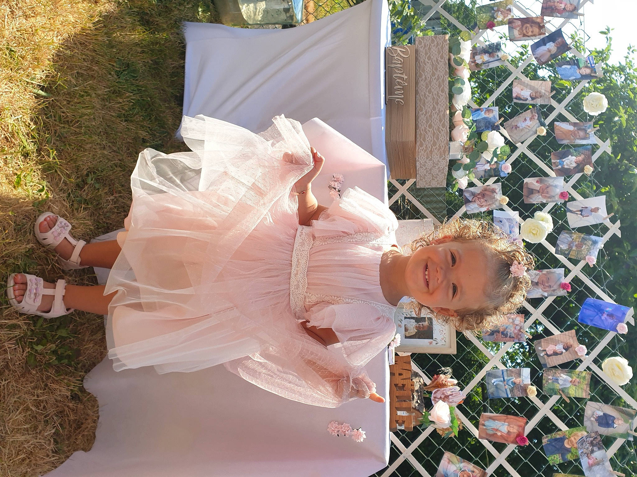 Maëlle participe au concours pour gagner de l'argent avec cette photo : bridal_accessory, bridal_clothing, child, costume, dress, event, festival, floral_design, floristry, fun, grass, holiday, joy, ornament, person, plant, public_event, toy, tradition, tree