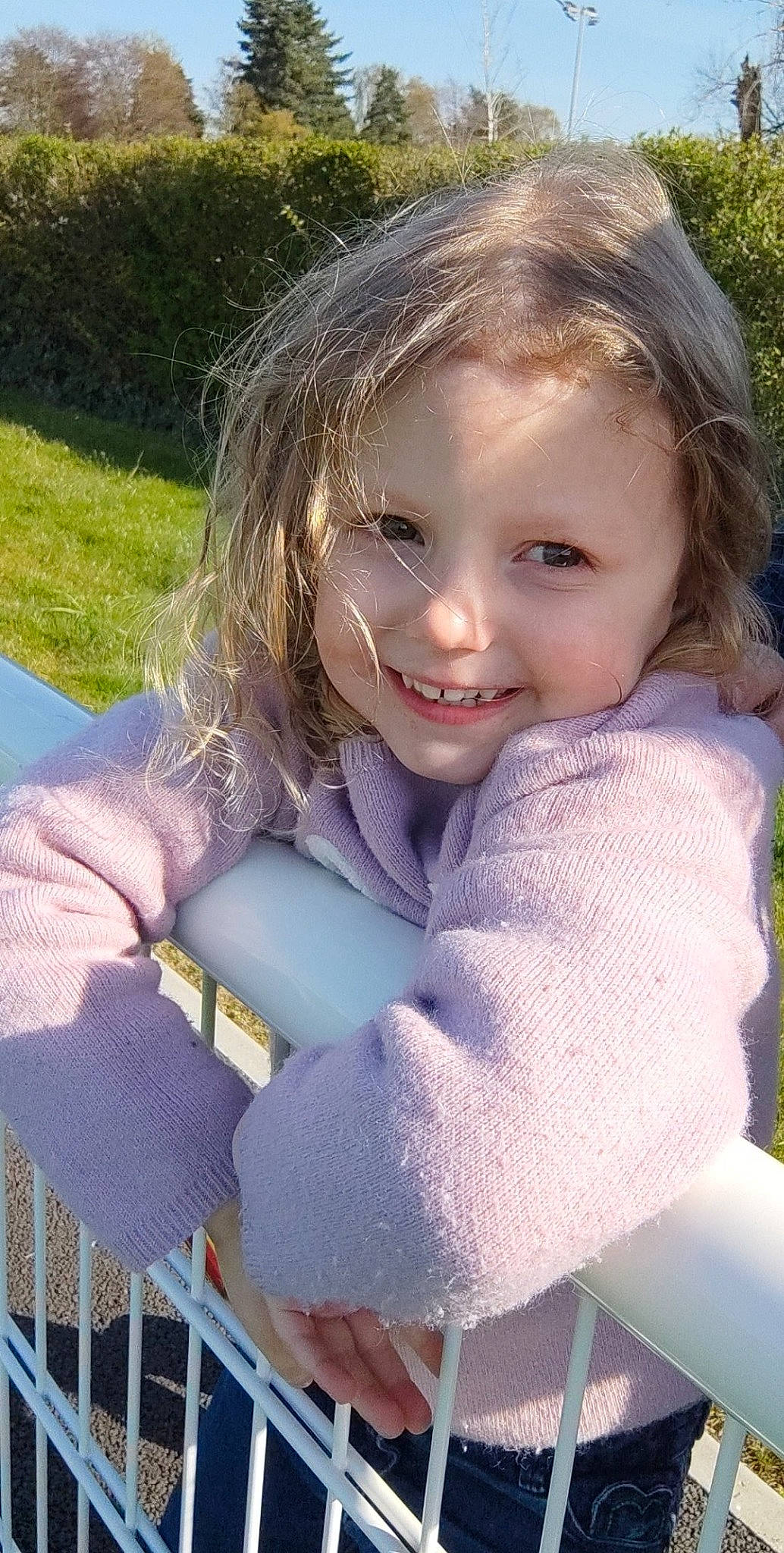 Maelle a rejoint le concours — aidez-le/la à gagner de superbes lots ! baby_toddler_clothing, eye, finger, fun, gesture, grass, hand, happy, head, human_body, iris, joy, leisure, lip, outerwear, people_in_nature, person, plant, skin, smile