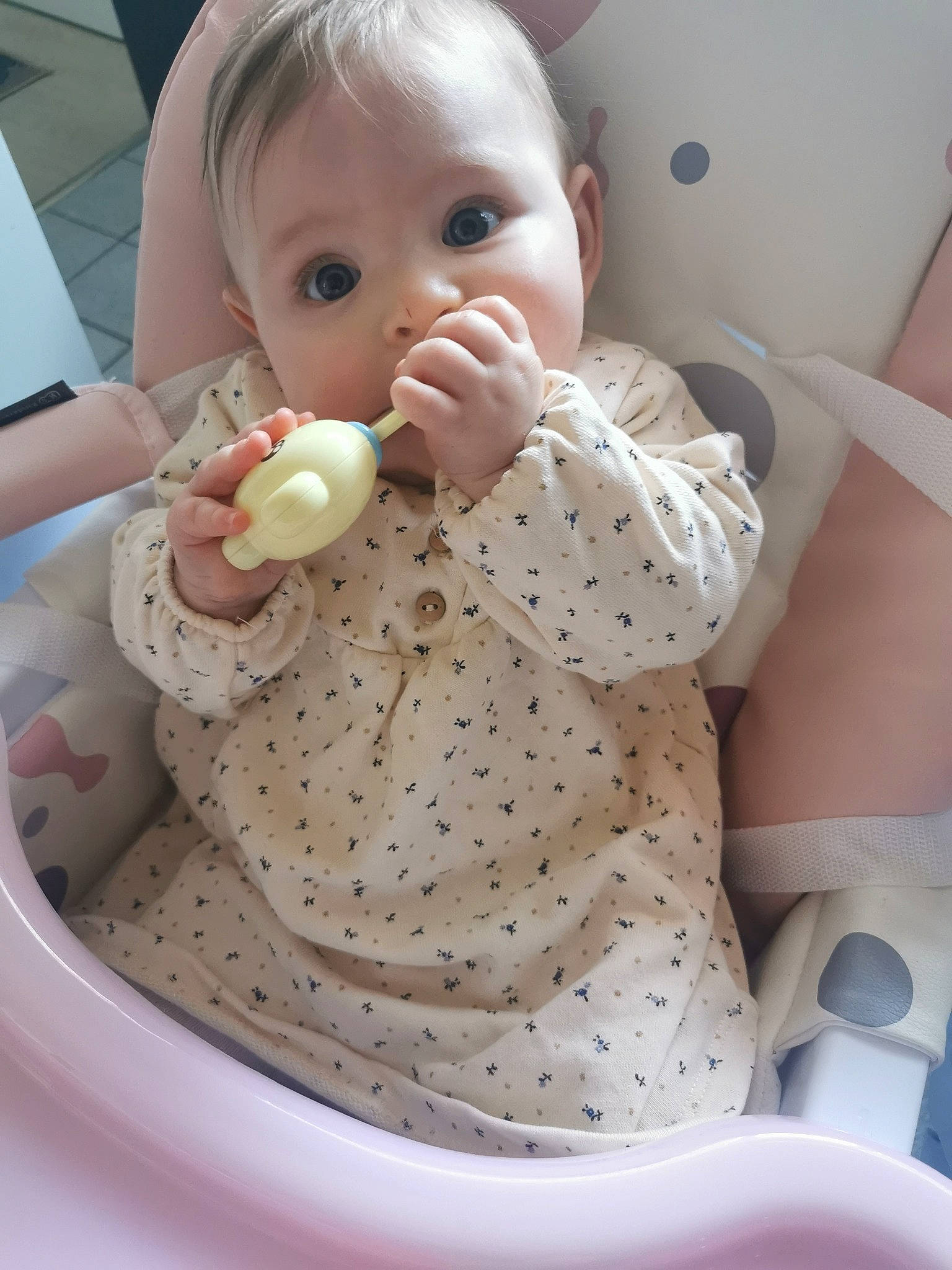 Naomie a rejoint le concours — aidez-le/la à gagner de superbes lots ! baby, baby_safety, baby_sleeping, baby_toddler_clothing, blond, cheek, chest, child, comfort, drinkware, head, iris, joint, mouth, person, product, sitting, skin, sleeve, toddler