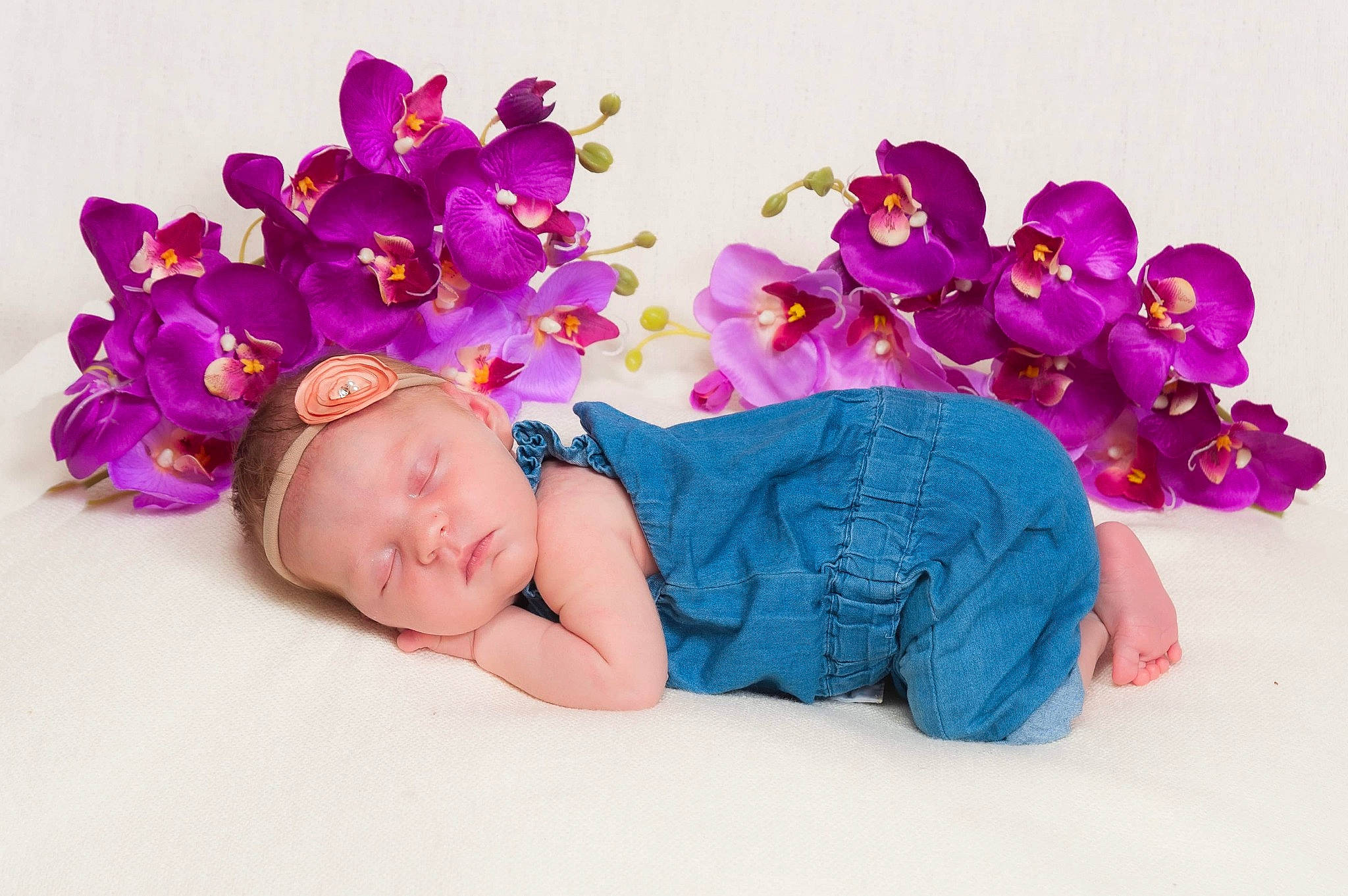 Naomie participe au concours pour gagner de l'argent avec cette photo : baby, baby_toddler_clothing, comfort, finger, flower, grass, hair_accessory, hand, happy, headband, headgear, headpiece, leg, magenta, person, petal, pink, plant, purple, toddler