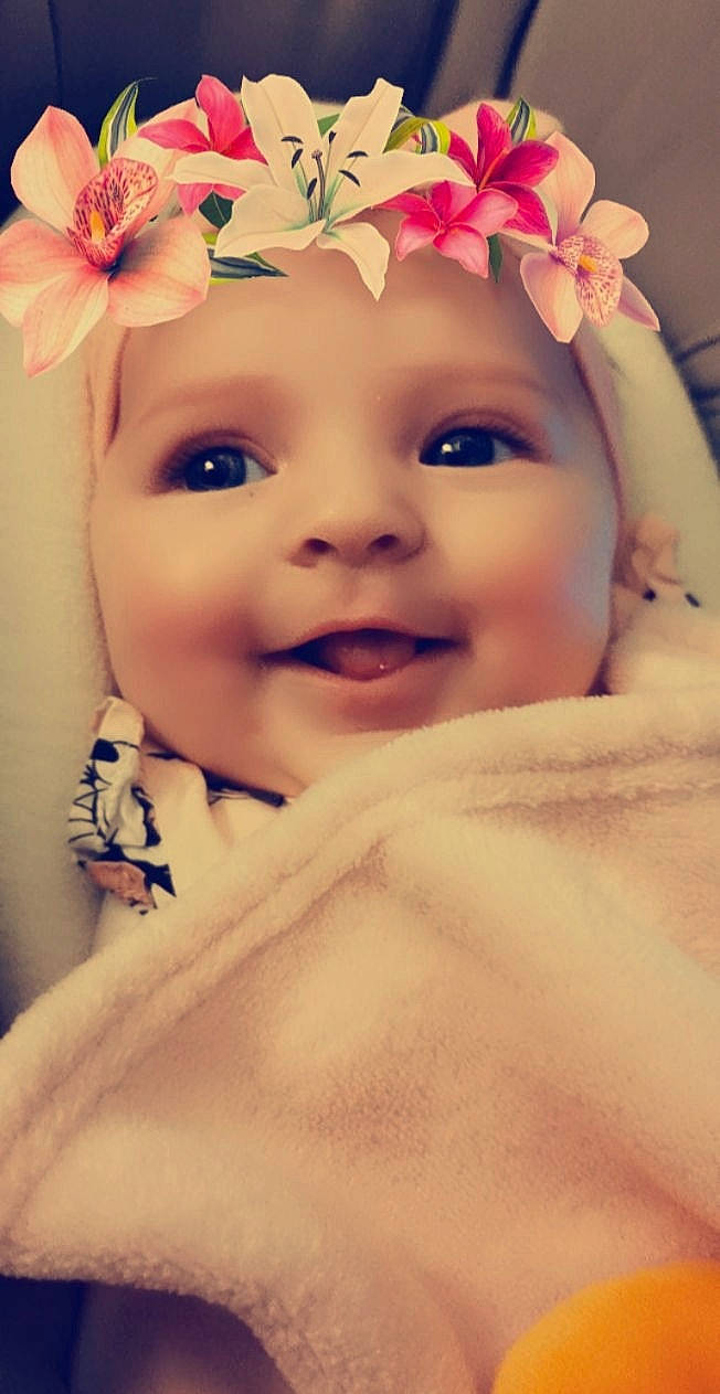 Naomie a rejoint le concours — aidez-le/la à gagner de superbes lots ! baby_toddler_clothing, eye, eyebrow, face, facial_expression, flash_photography, flower, happy, headwear, human, iris, lip, organ, person, petal, pink, plant, skin, smile, textile