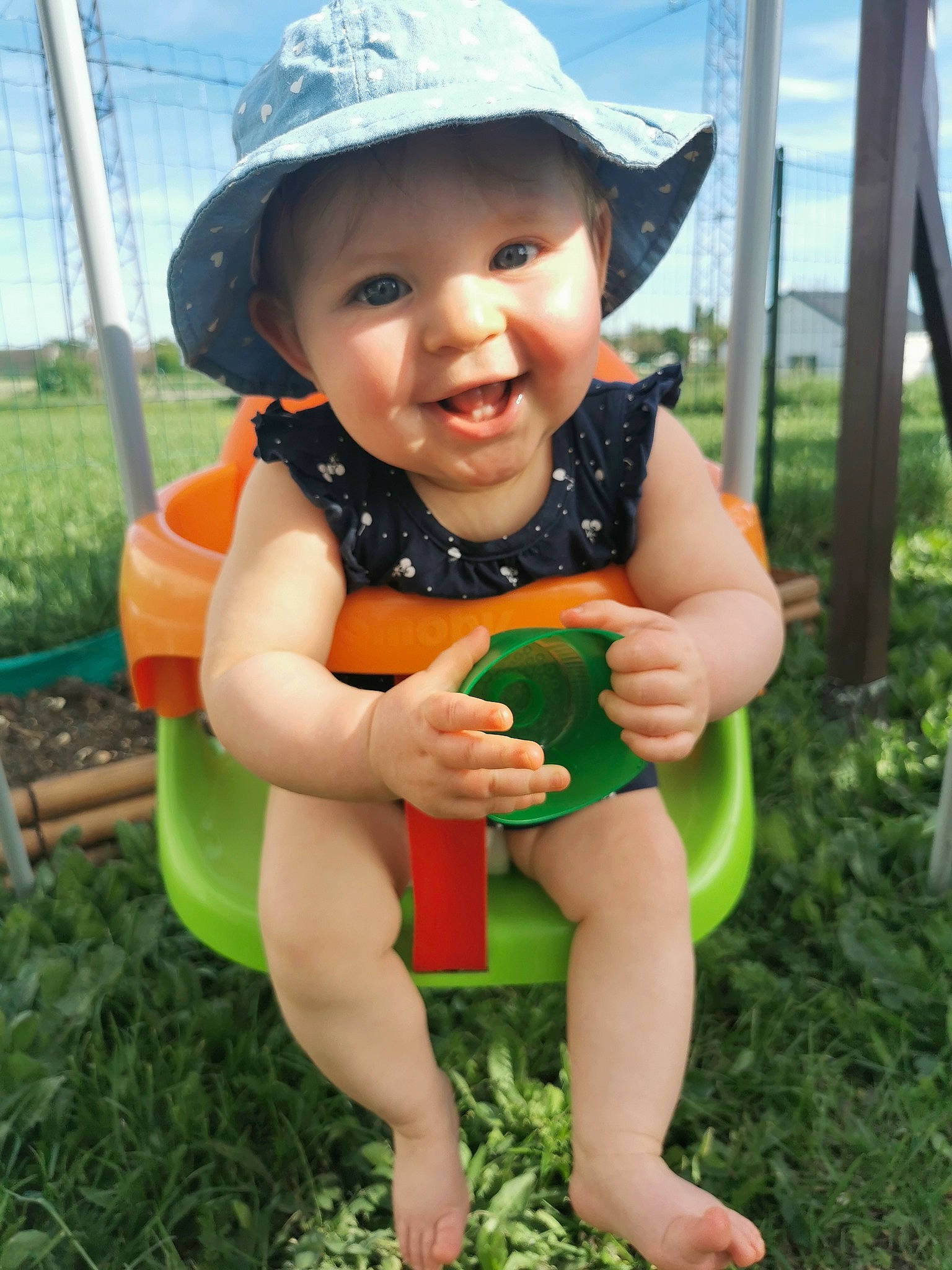 Naomie participe au concours pour gagner de l'argent avec cette photo : baby_toddler_clothing, cap, eye, face, facial_expression, grass, happy, hat, head, headwear, human_body, leisure, people_in_nature, person, plant, recreation, skin, sky, smile, sun_hat