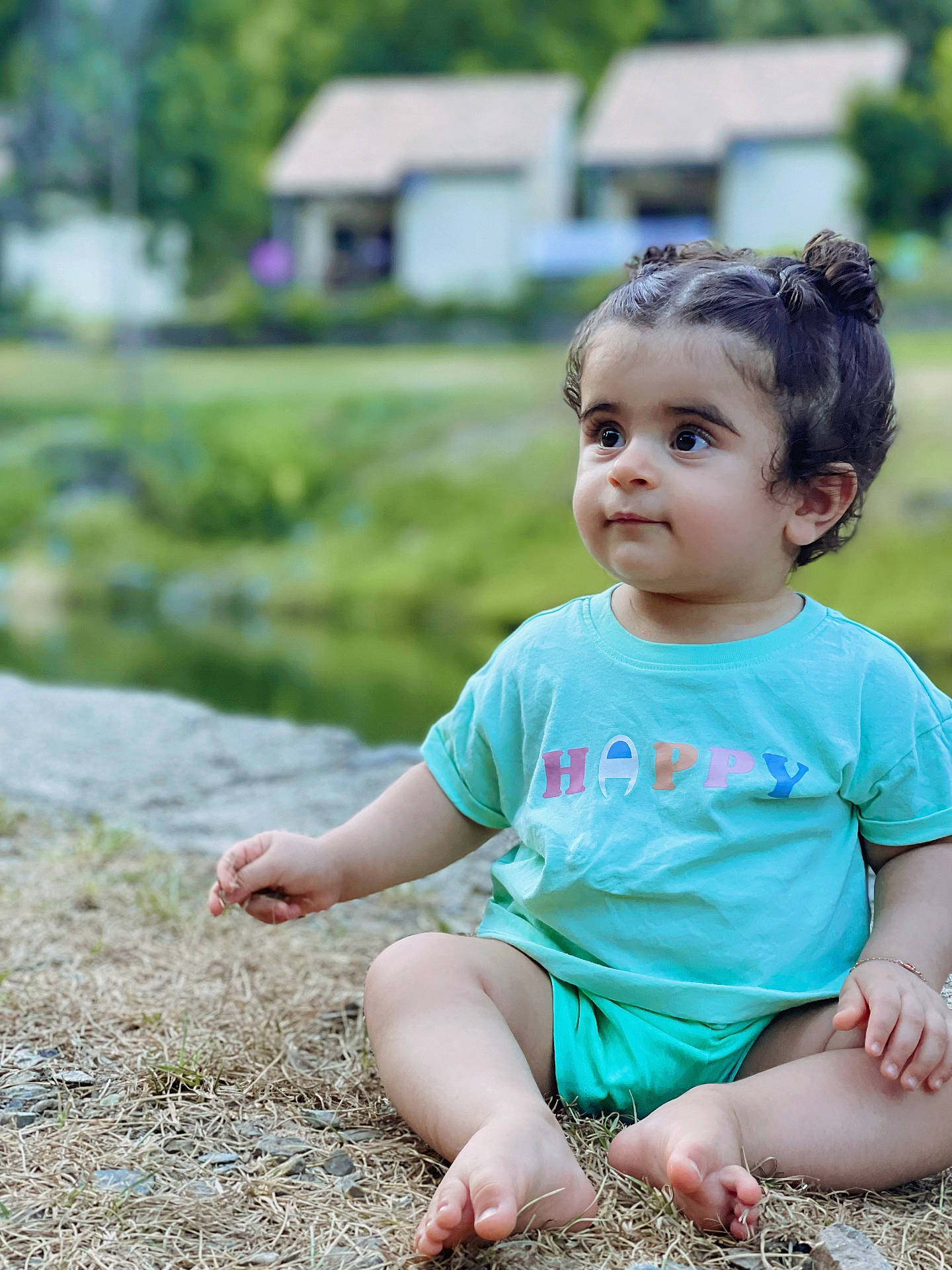 Kamila participe au concours pour gagner de l'argent avec cette photo : baby, bodypart, clothing, face, finger, grass, hand, happy, head, outdoors, pants, person, photography, plant, portrait, shorts, sitting, sleeve, smile, t_shirt