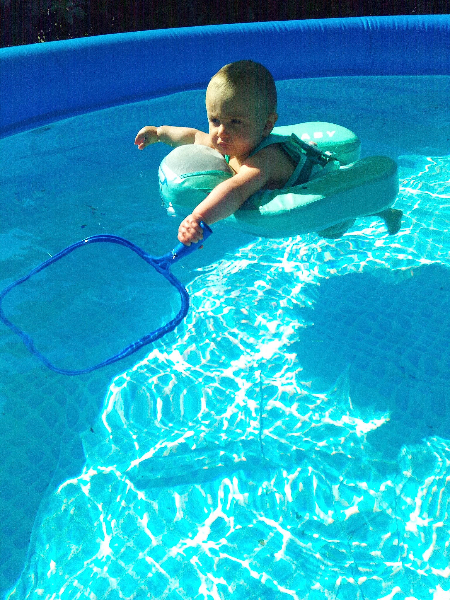 Maelan participe au concours pour gagner de l'argent avec cette photo : aqua, art, azure, baby, blue, child, electric_blue, flooring, fun, grass, leisure, leisure_centre, pattern, people_in_nature, person, play, recreation, swimming_pool, toddler, water