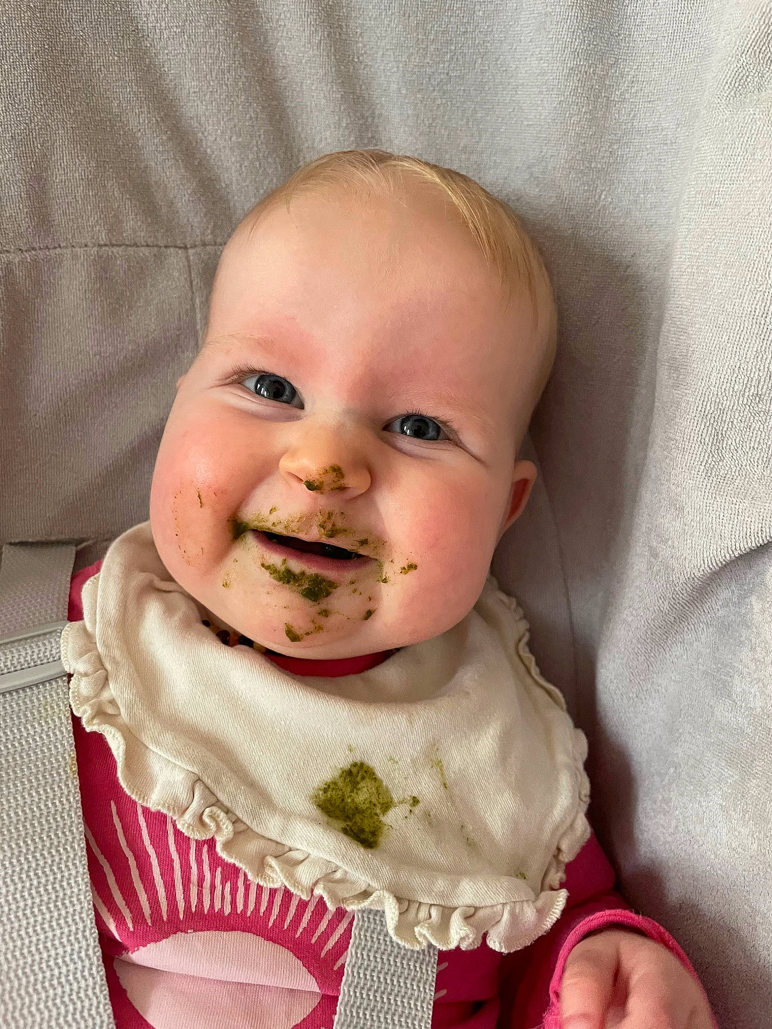 Lana a rejoint le concours — aidez-le/la à gagner de superbes lots ! baby, baby_products, baby_toddler_clothing, cheek, comfort, eye, eyelash, hair, happy, human_body, iris, linens, lip, nose, person, skin, sleeve, smile, sweetness, textile