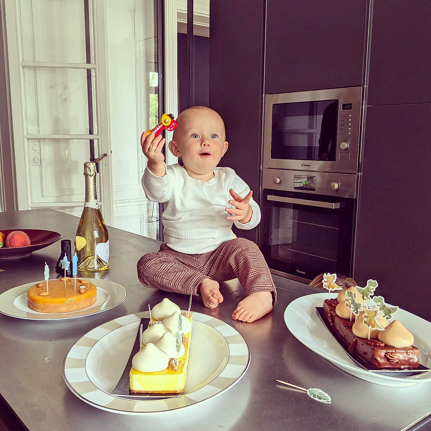 Arsene a rejoint le concours — aidez-le/la à gagner de superbes lots ! baby, baking, chair, coffee_cup, cooking, cuisine, dish, dishware, finger_food, food, fork, ingredient, kitchen, microwave_oven, person, plate, serveware, sweetness, table, tableware