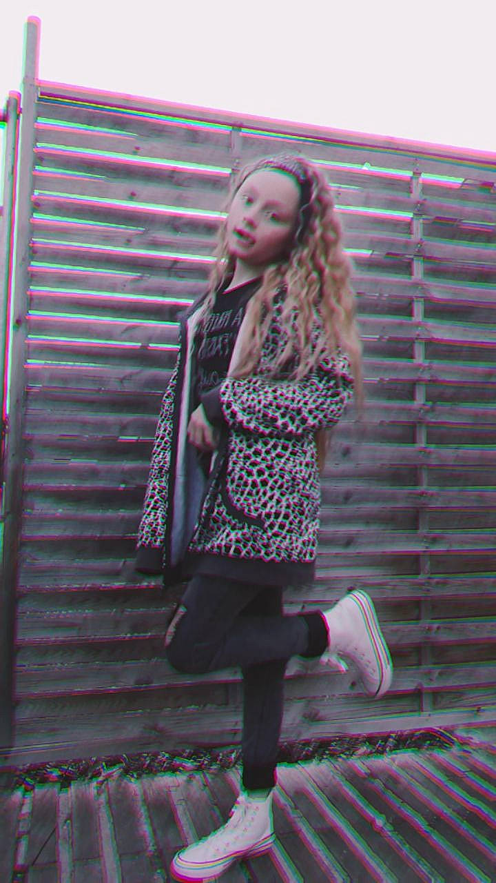 Maëlys participe au concours pour gagner de l'argent avec cette photo : beauty, clothing, fashion, headwear, long_hair, magenta, person, photo_shoot, photography, pink, purple, shoe, style, textile, tights