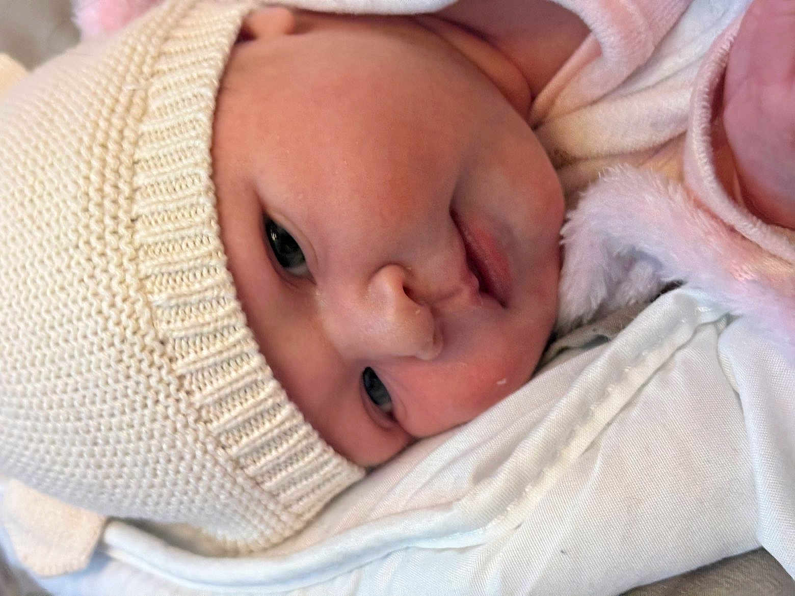 Maurane a rejoint le concours — aidez-le/la à gagner de superbes lots ! baby, close_up, face, hat, knitted, newborn, infant, sleepy, soft, blanket, cute, skin, portrait, warm, cozy, child, resting, headwear, clothing, babywear