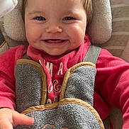 Maloë a rejoint le concours — aidez-le/la à gagner de superbes lots ! baby, smiling, child, infant, happy, face, clothing, pink, gray, harness, seat, plush, comfort, hands, cute, indoors, portrait, closeup, expression, young